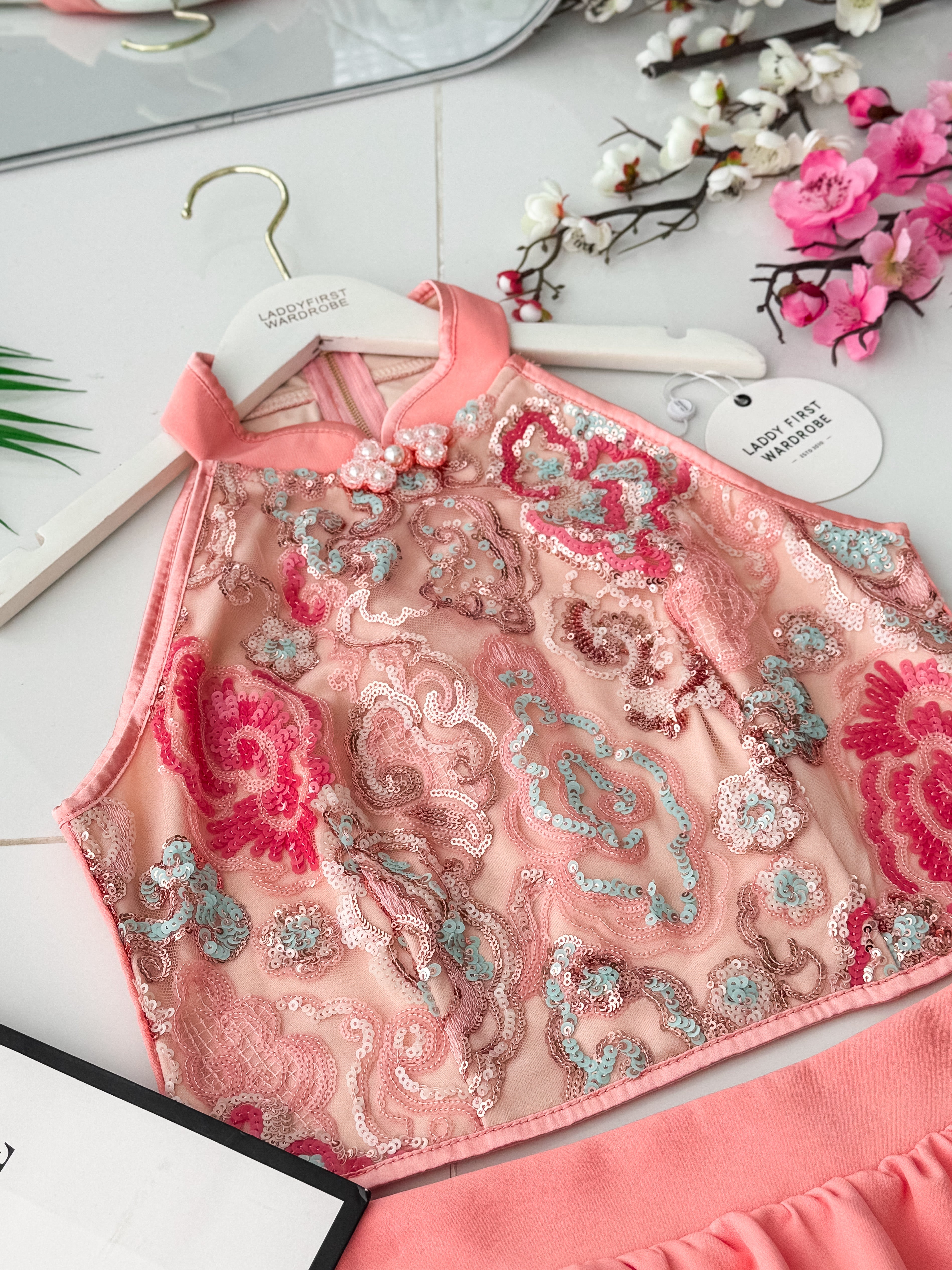 【SS8238791】【LFW独家小圆饼】高品质两件式高端大气国风新中式旗袍套装 无袖CUT IN 网纱刺绣亮片上衣➕西装花苞高腰短裤 ❤️❤️