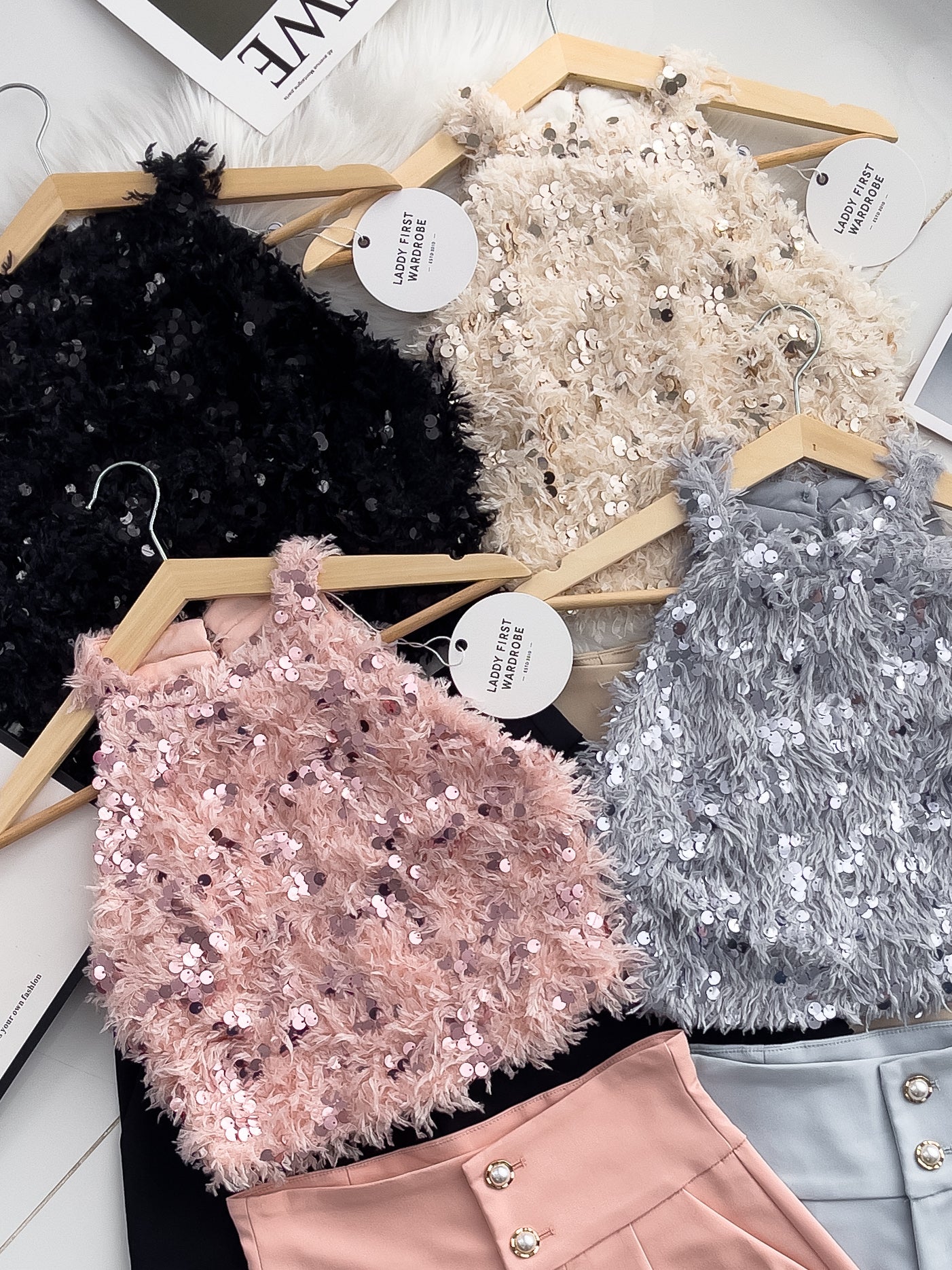 【SS3400】【独家小圆饼】两件式削肩套装 ,  鸵鸟毛拼接亮片Cut In上衣 ➕ 西装锦棉高腰显瘦短裤 , 有口袋【A-R2-C5】