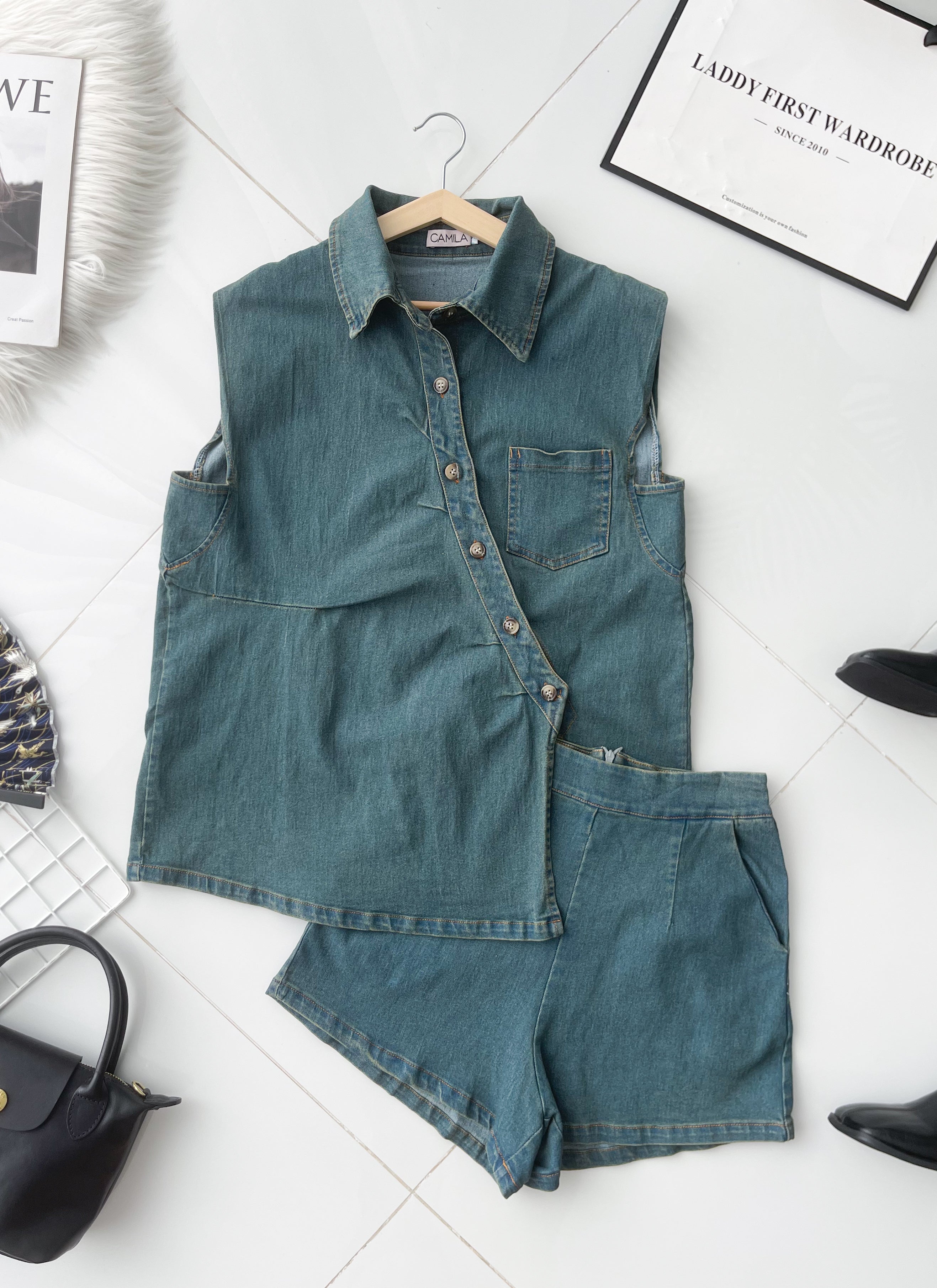 【SS21823 / 16972】高品质两件式夏日减龄洋气牛仔套装 翻领宽松版牛仔上衣➕牛仔高腰百搭短裤，有口袋 ❤️❤️