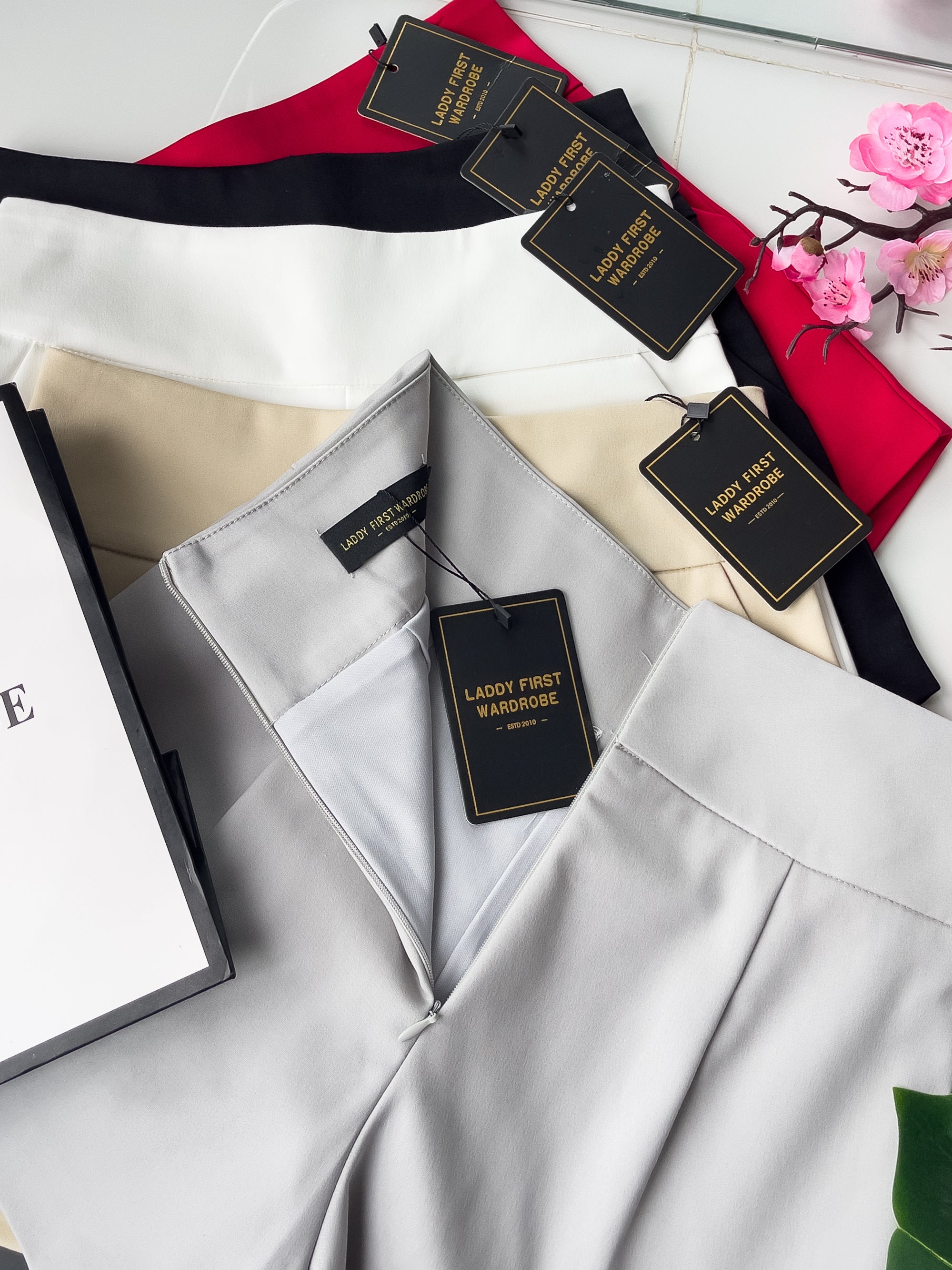 【S6644】【网站福利款✨】独家爆款【万能妹妹】高品质万能西装高腰休闲简约百搭短裤，后中隐形拉链，有口袋，内层加里布 #百搭必备 🔥🔥 【D-R1-C1】