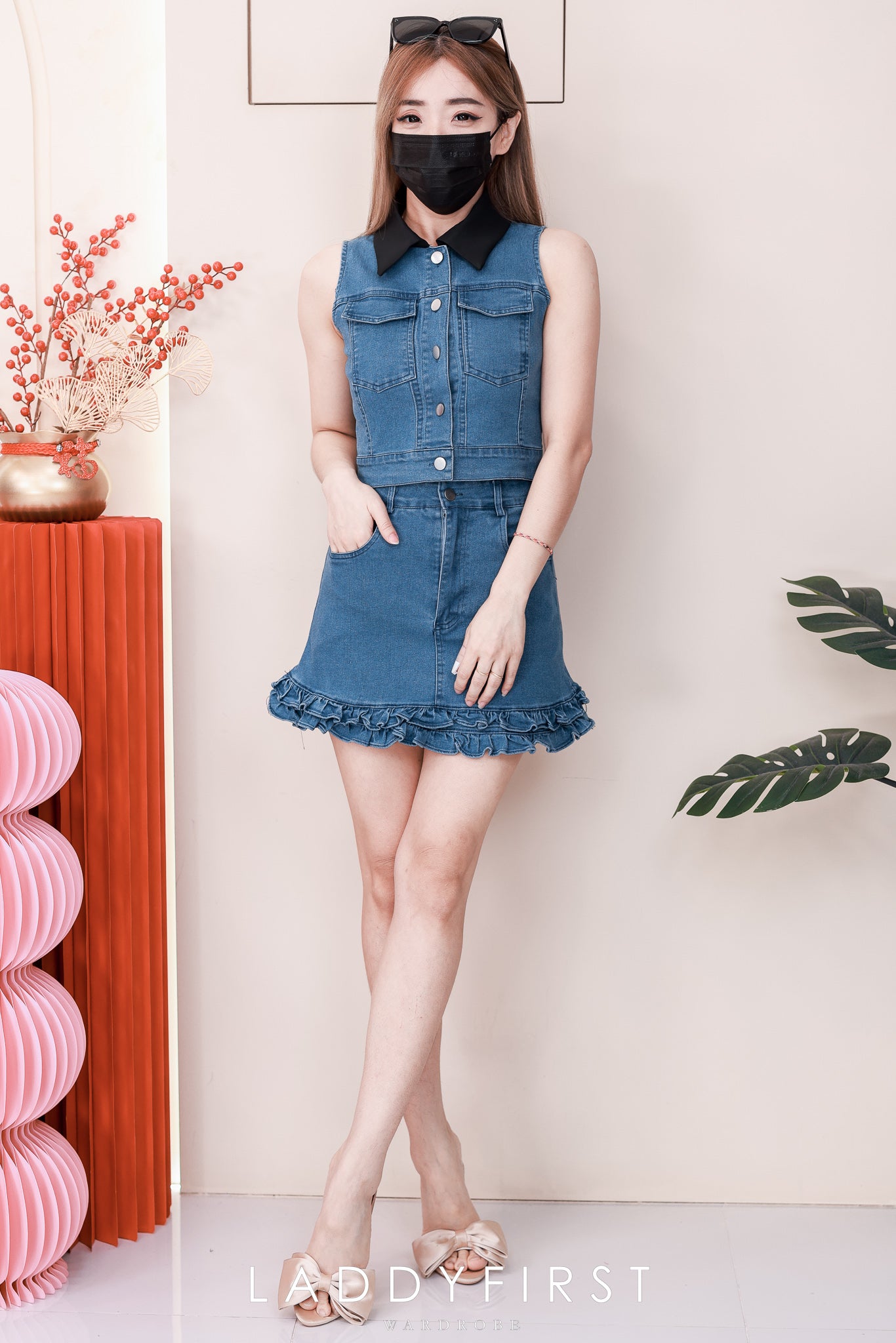 【SS520267】高品质质两件式COTTON JEANS牛仔时尚套装 翻领无袖牛仔上衣➕木耳下摆设计牛仔高腰裙子，内层有里布短裤 ❤️❤️