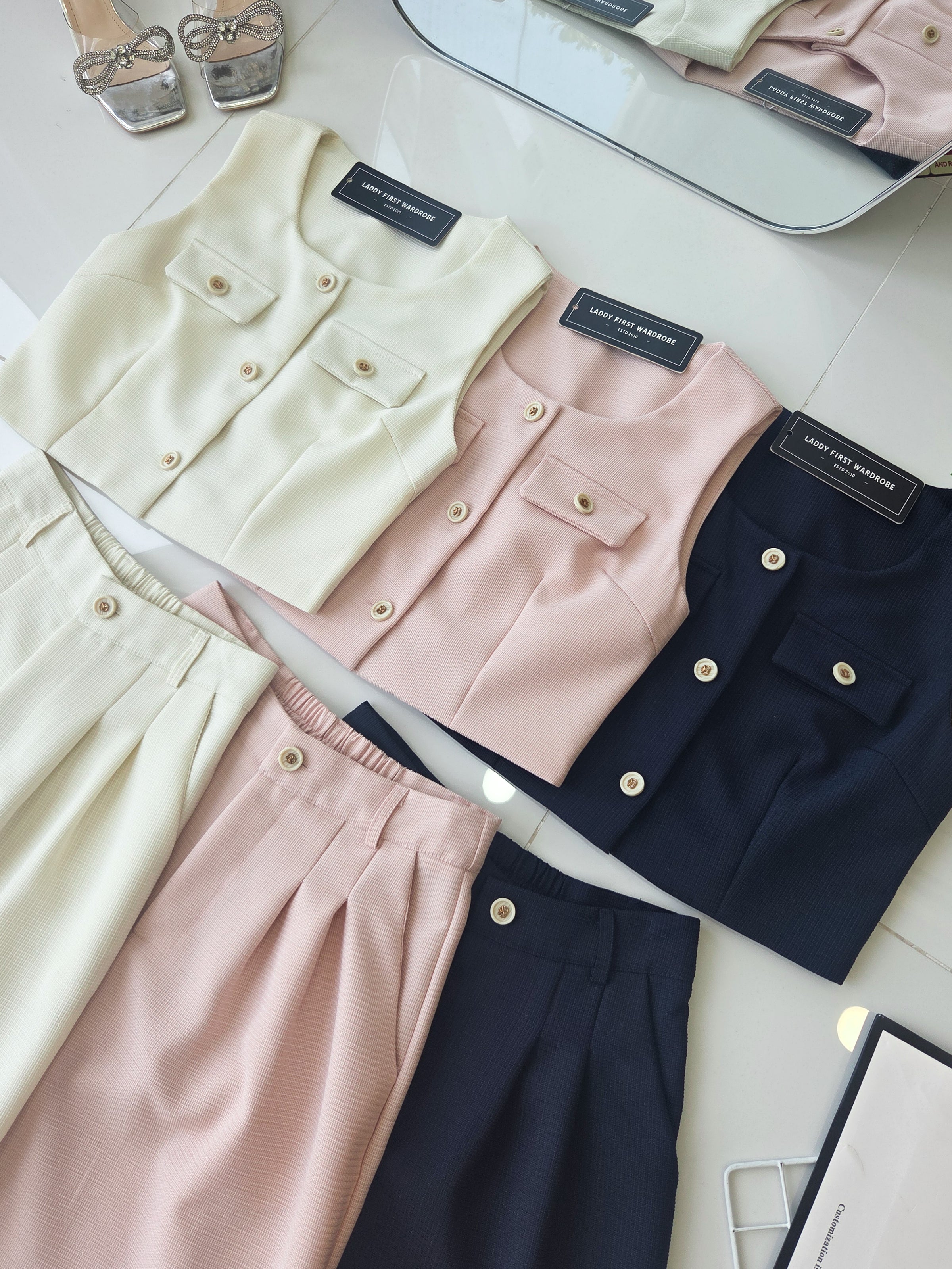 【SS21855 / 18678】高品质欧美式高级感小香风时尚套装 翻领无袖小香风上衣➕小香风阔脚高腰长裤，后副有伸缩弹力有口袋 ❤️❤️【D-R1-C1】