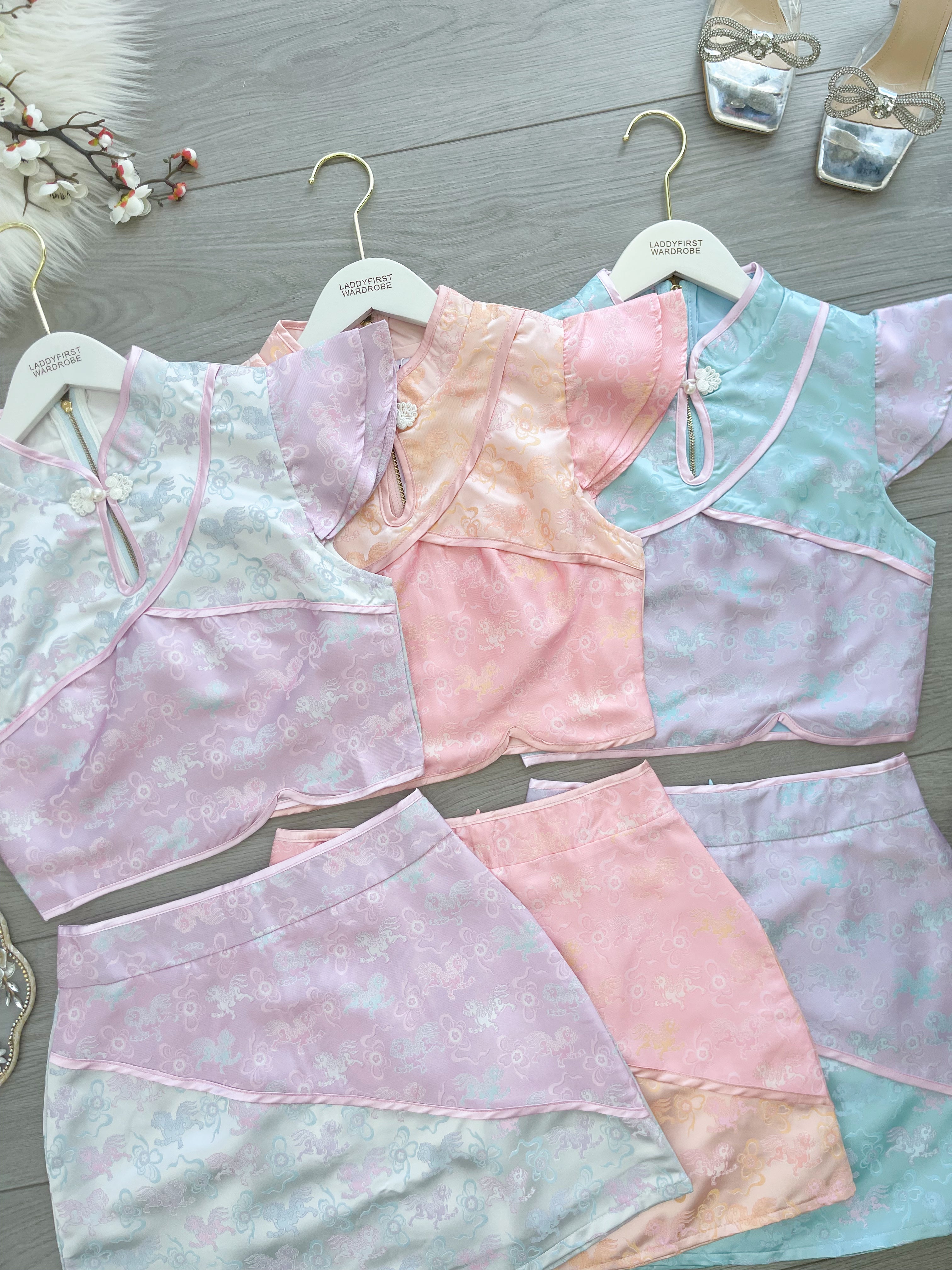 【SS21722 / 37578】高品质两件式提花旗袍套装 盘扣领口小飞袖旗袍上衣➕A字提花高腰裙子，内层有里布短裤 ❤️❤️