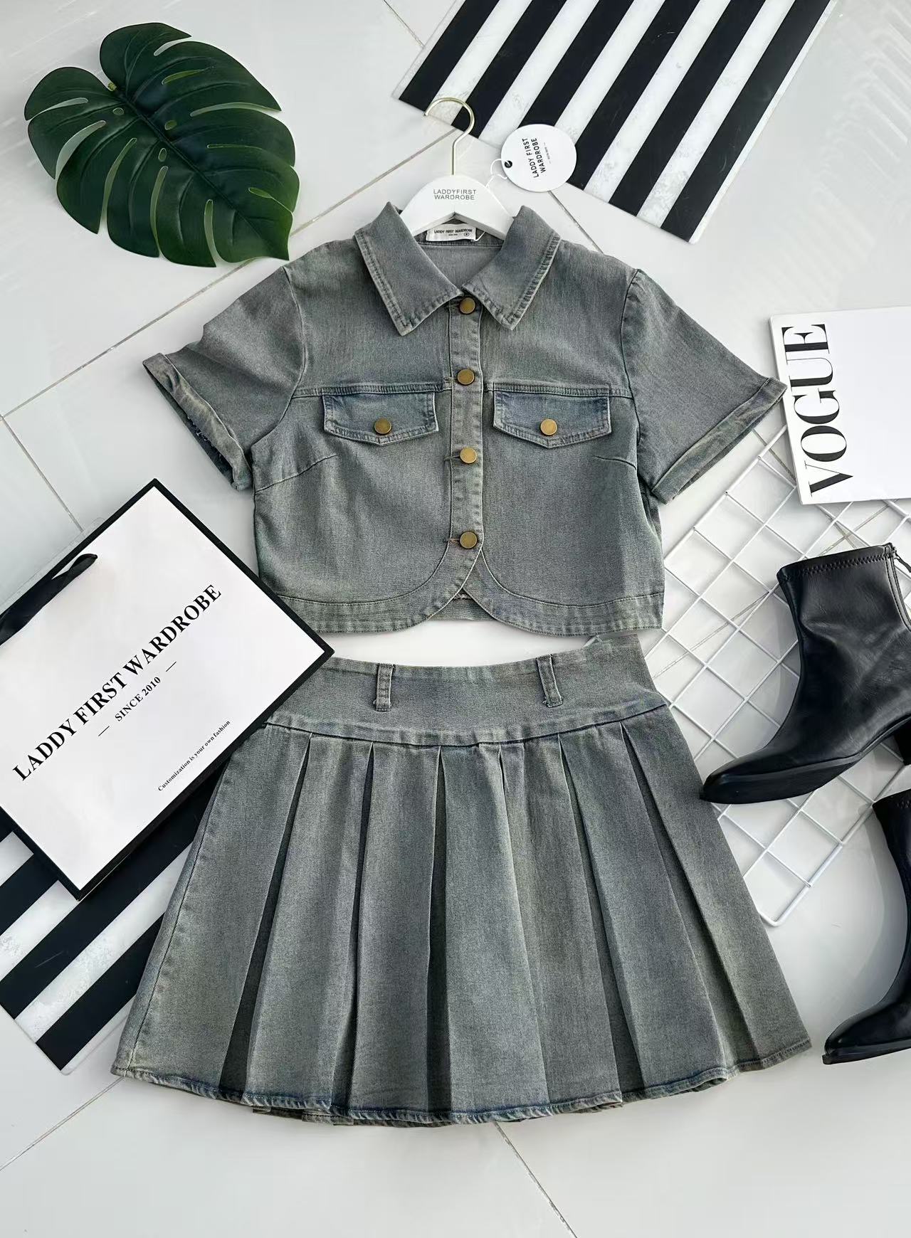 【SS3459】【LFW独家小圆饼】高品质两件式韩式学院风减龄款COTTON JEANS牛仔弹力时尚套装 翻领短袖牛仔上衣/小外套➕减龄牛仔百褶高腰百搭裙子，内层有里布短裤 ❤️❤️