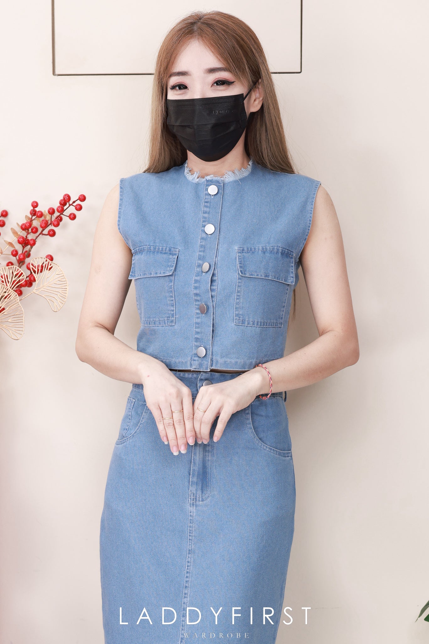 【SS520261】高品质两件式韩版马甲式牛仔套装 马甲式牛仔上衣➕中间开叉设计牛仔高腰百搭长裙，有口袋 ❤️❤️