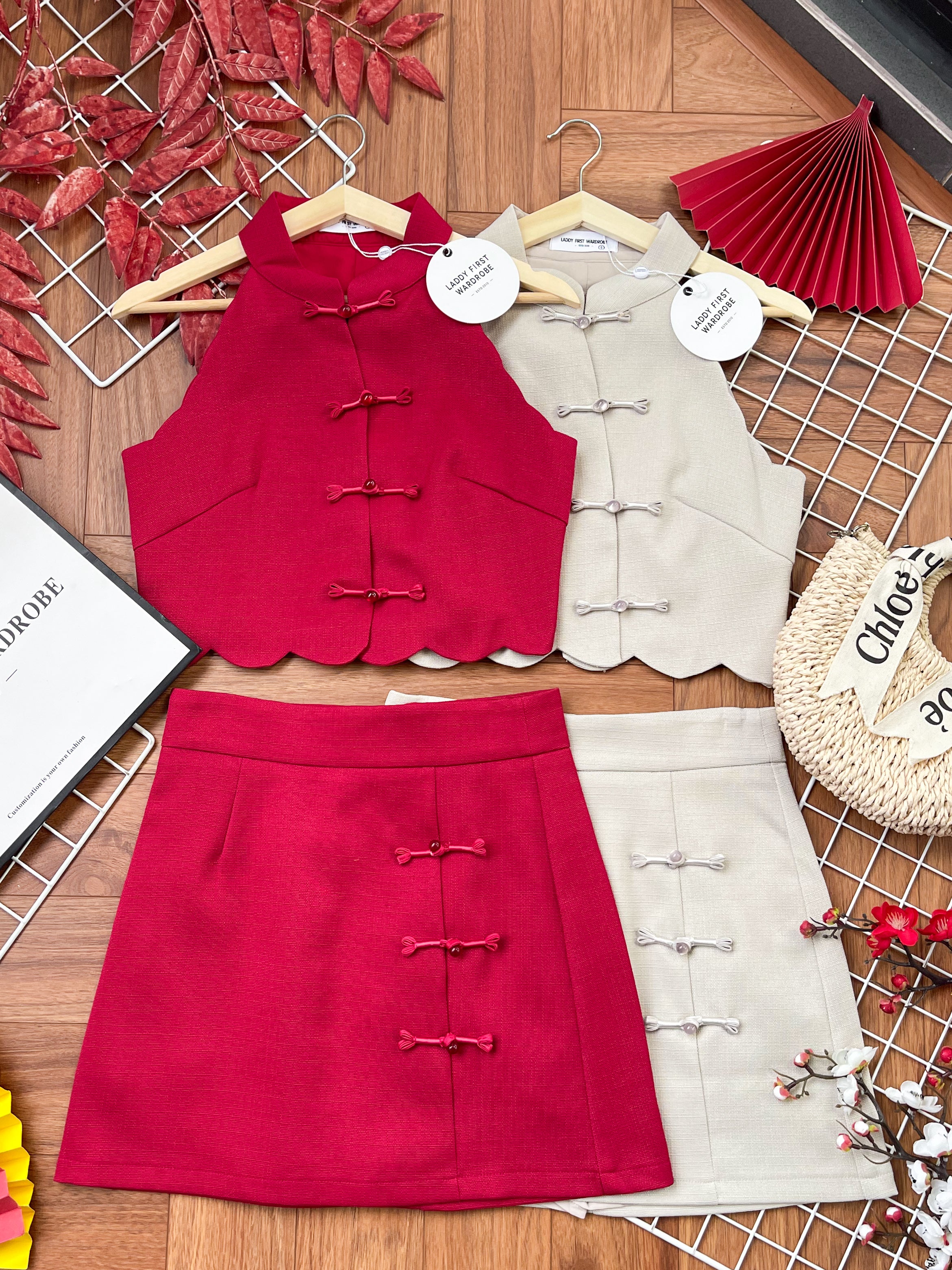 【SS3489】【LFW独家小圆饼】高品质两件式女神款小香风旗袍时尚套装 盘扣CUT IN旗袍上衣➕盘扣小香风高腰裙子，内层有里布短裤 ❤️❤️