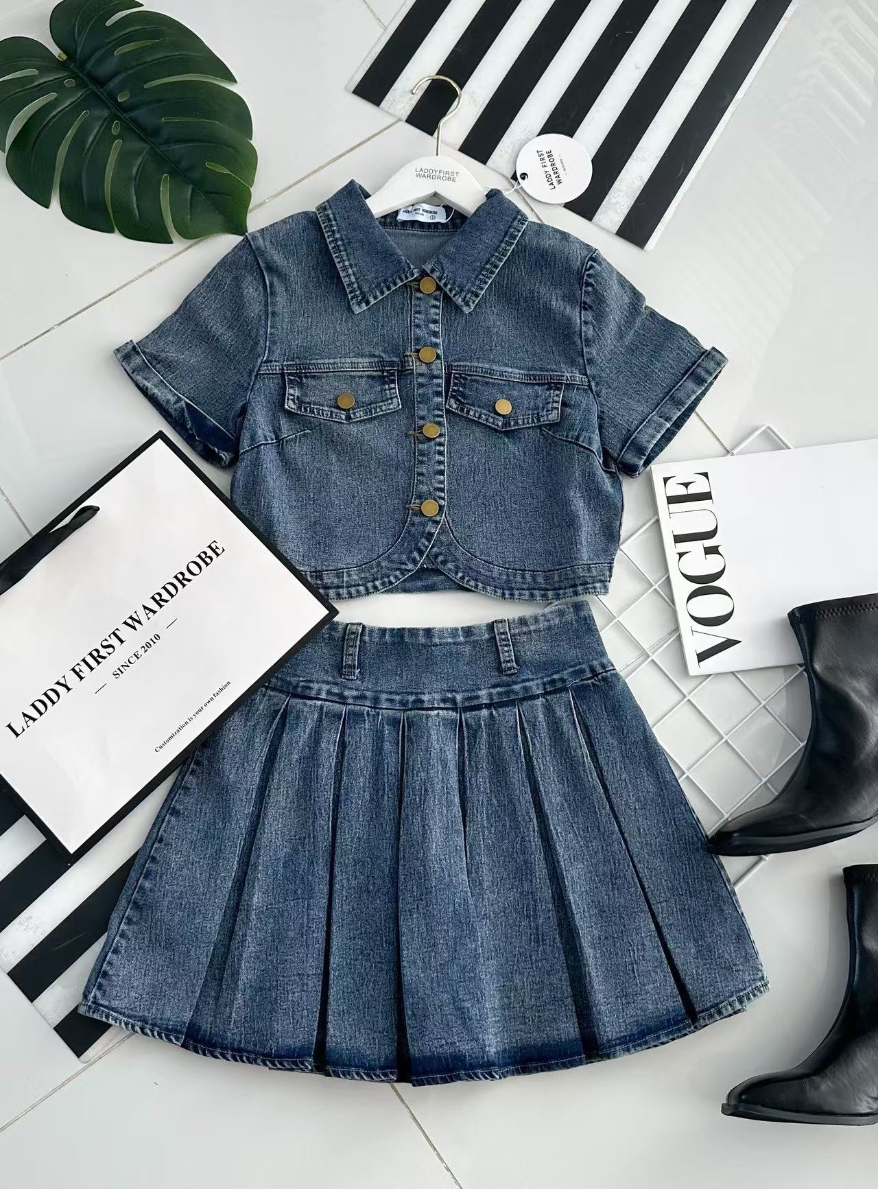 【SS3459】【LFW独家小圆饼】高品质两件式韩式学院风减龄款COTTON JEANS牛仔弹力时尚套装 翻领短袖牛仔上衣/小外套➕减龄牛仔百褶高腰百搭裙子，内层有里布短裤 ❤️❤️