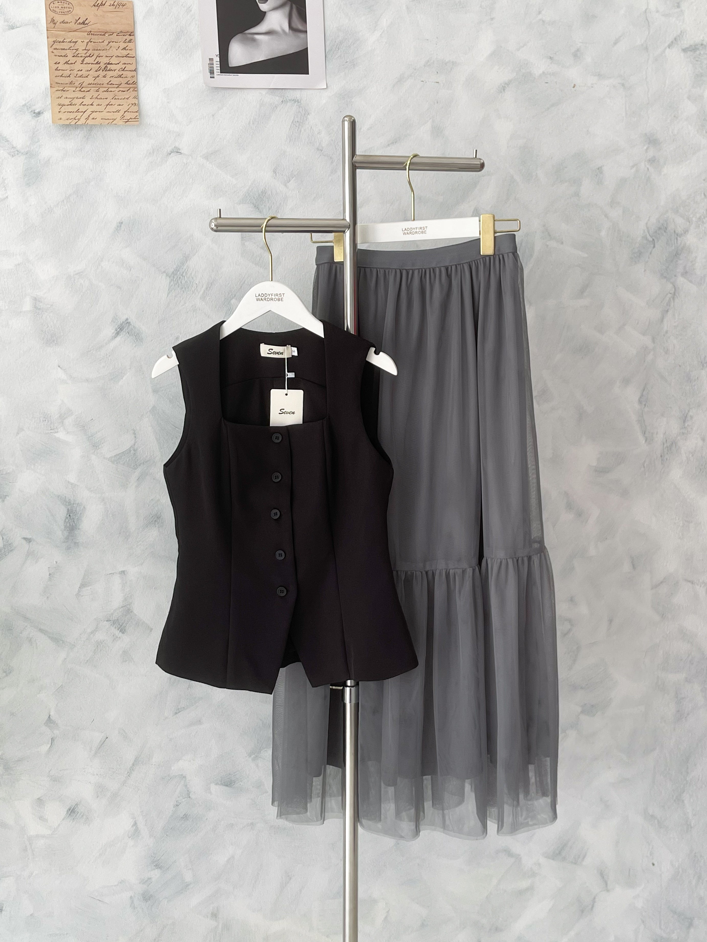 【SS81182】高品质两件式韩式轻奢风时尚套装 翻领无袖西装上衣➕蛋糕网纱长裙 ❤️❤️