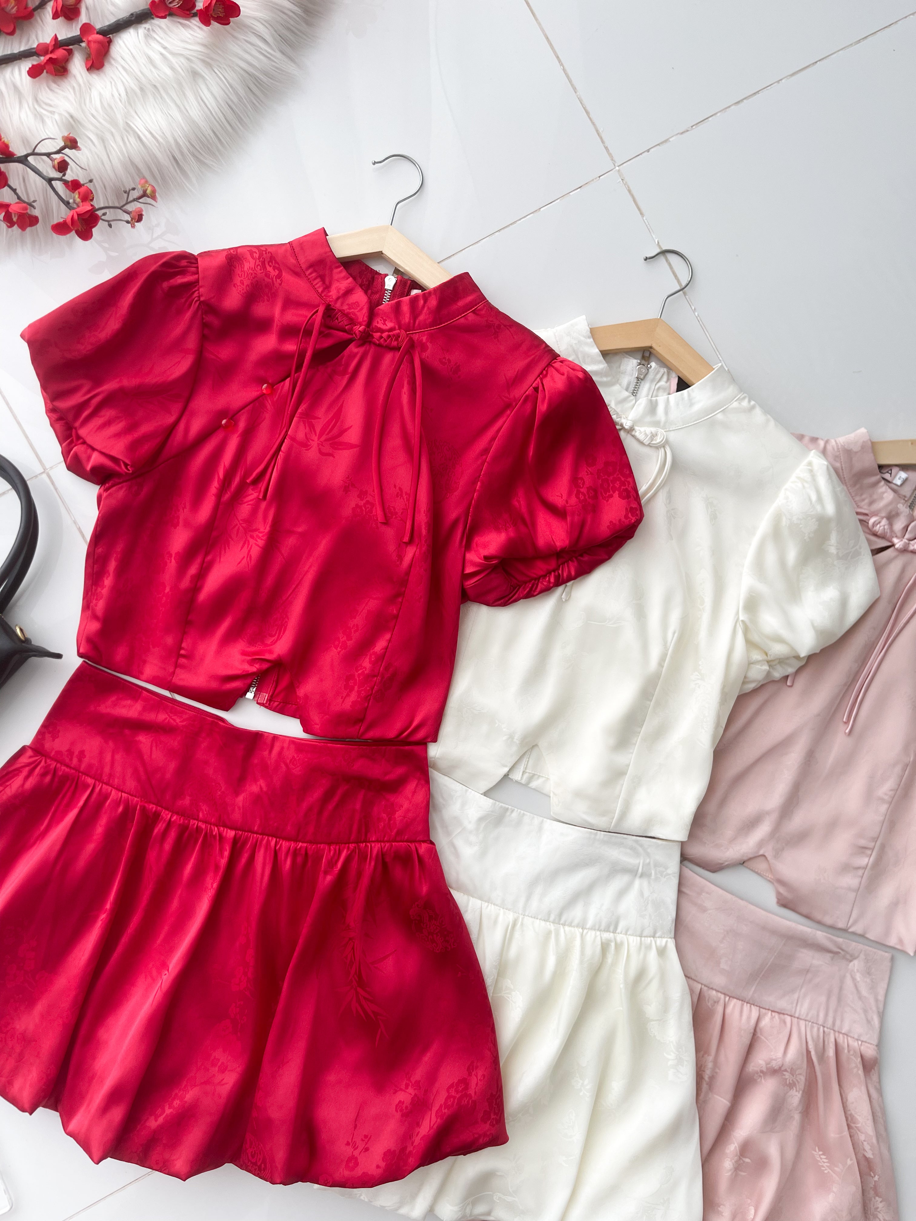 【SS21782 / 19757】高品质两件式滑面缎面新中式花苞旗袍套装 泡泡袖旗袍上衣➕花苞高腰裙子，内层有里布短裤 ❤️❤️