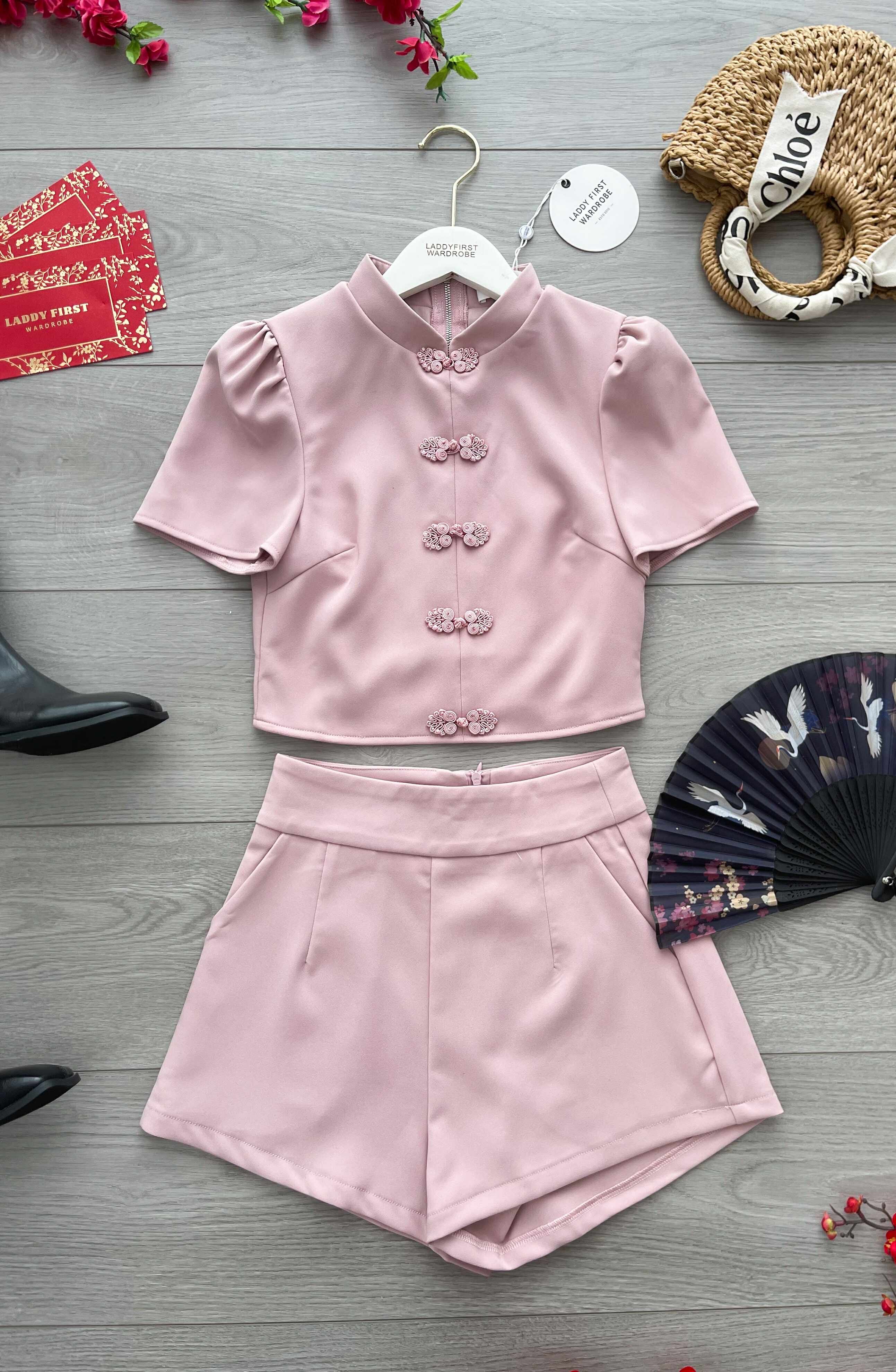 【SS3504】【LFW独家小圆饼】高品质两件式简约时尚西装四面弹唐装旗袍套装 立领盘扣短袖旗袍上衣➕西装高腰百搭短裤，有口袋 ❤️❤️