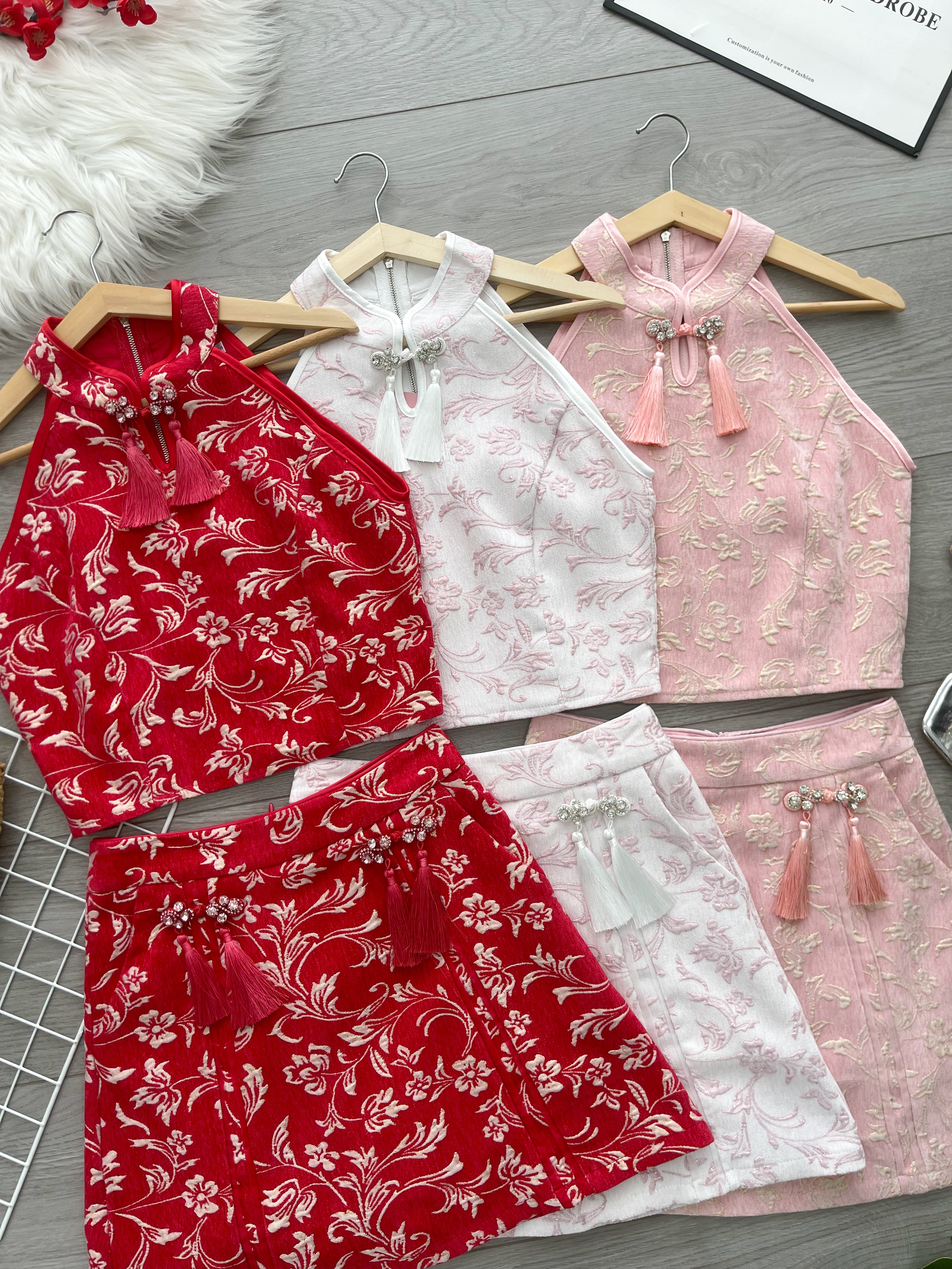 【SS6857】高品质两件式可盐可甜国风新中式提花旗袍套装 CUT IN提花旗袍上衣➕提花高腰裙子，内层有里布短裤有口袋 ❤️❤️