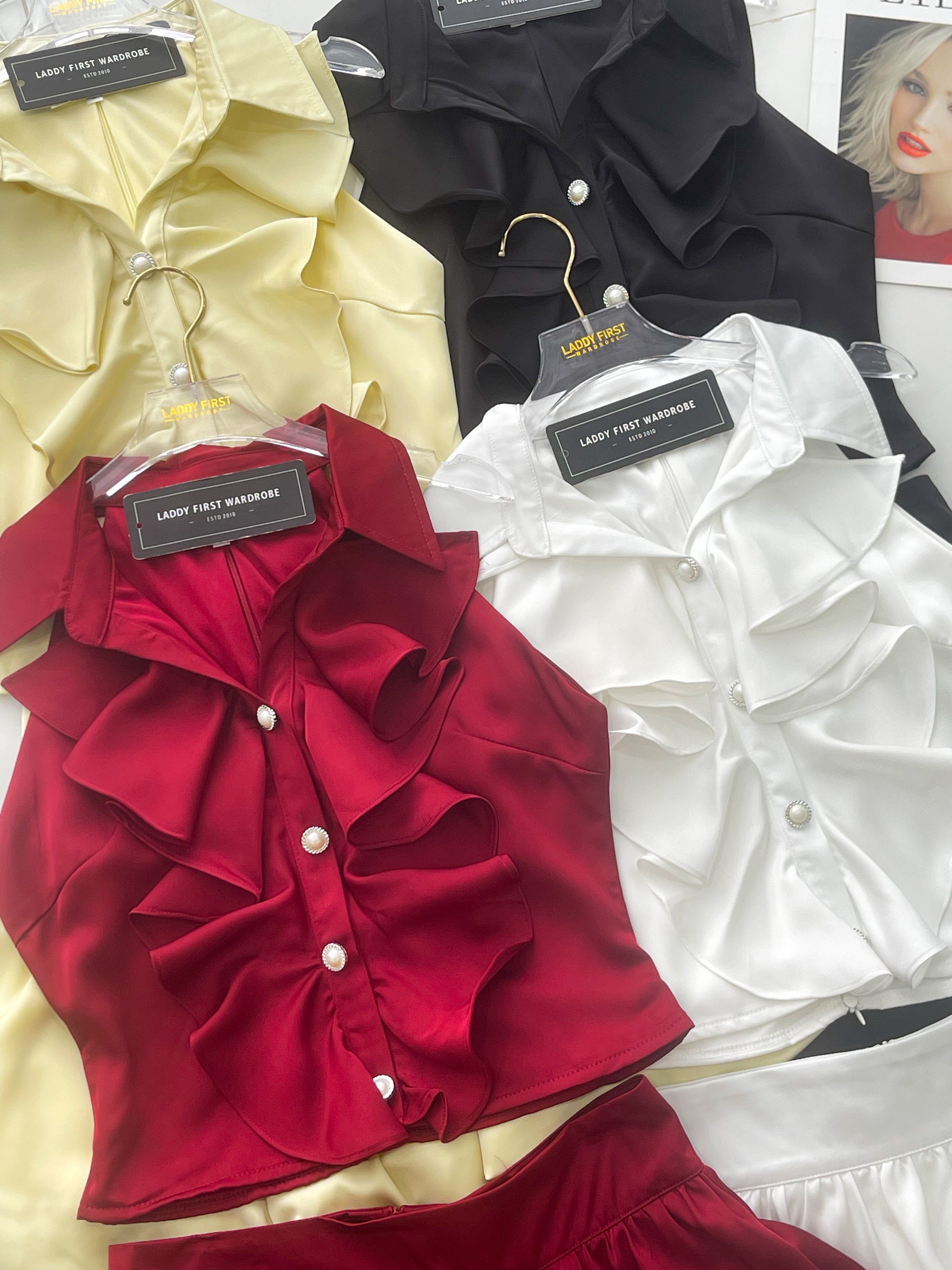 【SS2753】高品质两件式名媛风气质减龄套装 荷叶边CUT in上衣➕花苞高腰裙子，内层有里布短裤 ❤️❤️