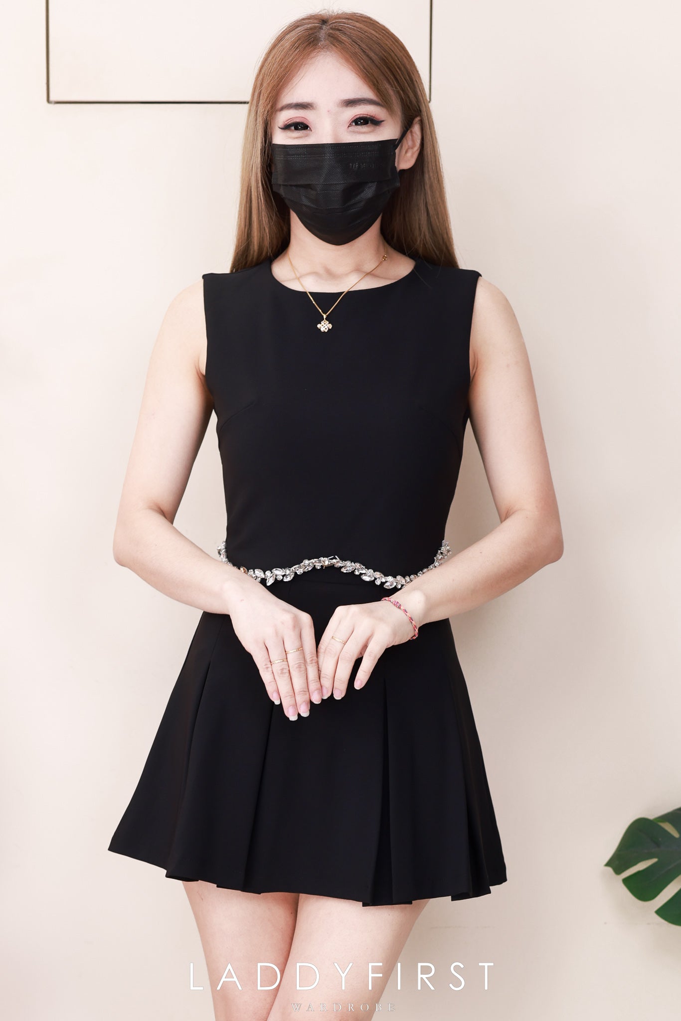 【SS3515】【LFW独家小圆饼】高品质两件式减龄时尚西装套装 拼接精致水钻无袖西装上衣➕学院风西装高腰百褶裙子，内层有里布短裤 ❤️❤️