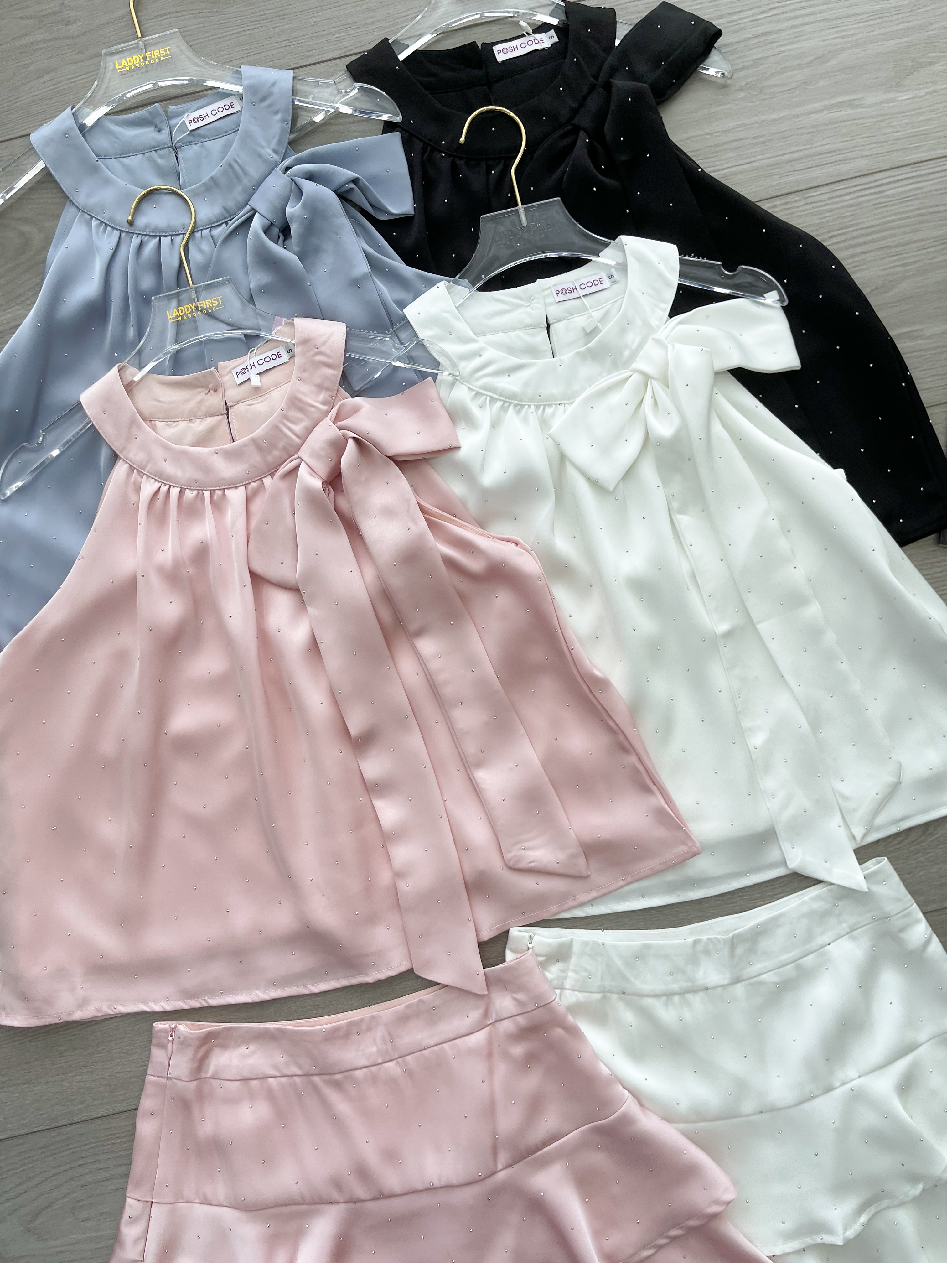 【SS21738 / 37501】高品质两件式减龄轻奢风全面顶珠缎面套装 锁骨肩蝴蝶结设计无袖上衣➕荷叶边高腰裙子，内层有里布短裤 ❤️❤️