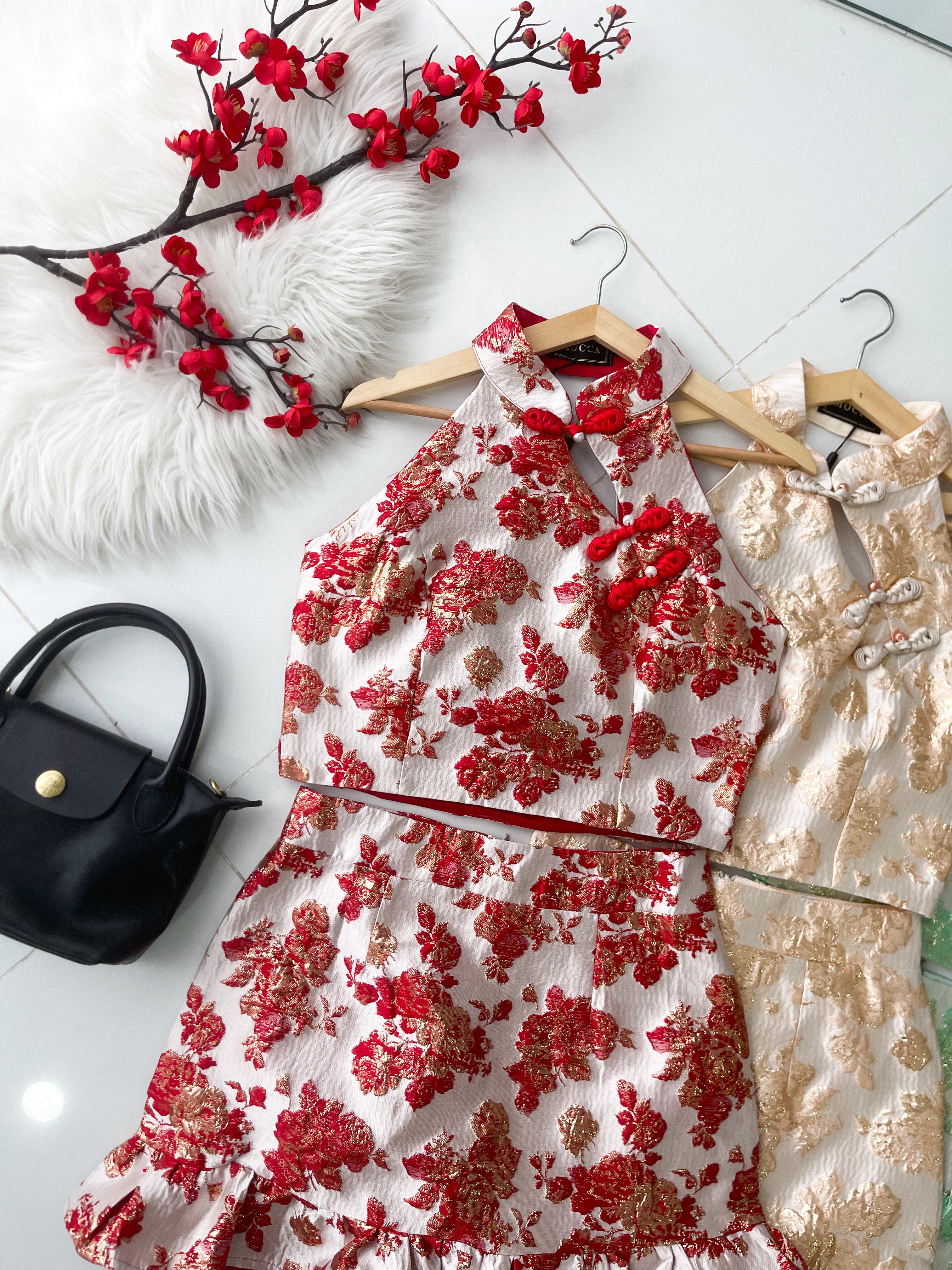 【SS8238651】高品质两件式浮雕提花旗袍套装 CUT IN提花旗袍上衣，背面蝴蝶结性感镂空➕下摆荷叶设计提花高腰裙子，内层有里布短裤 ❤️❤️