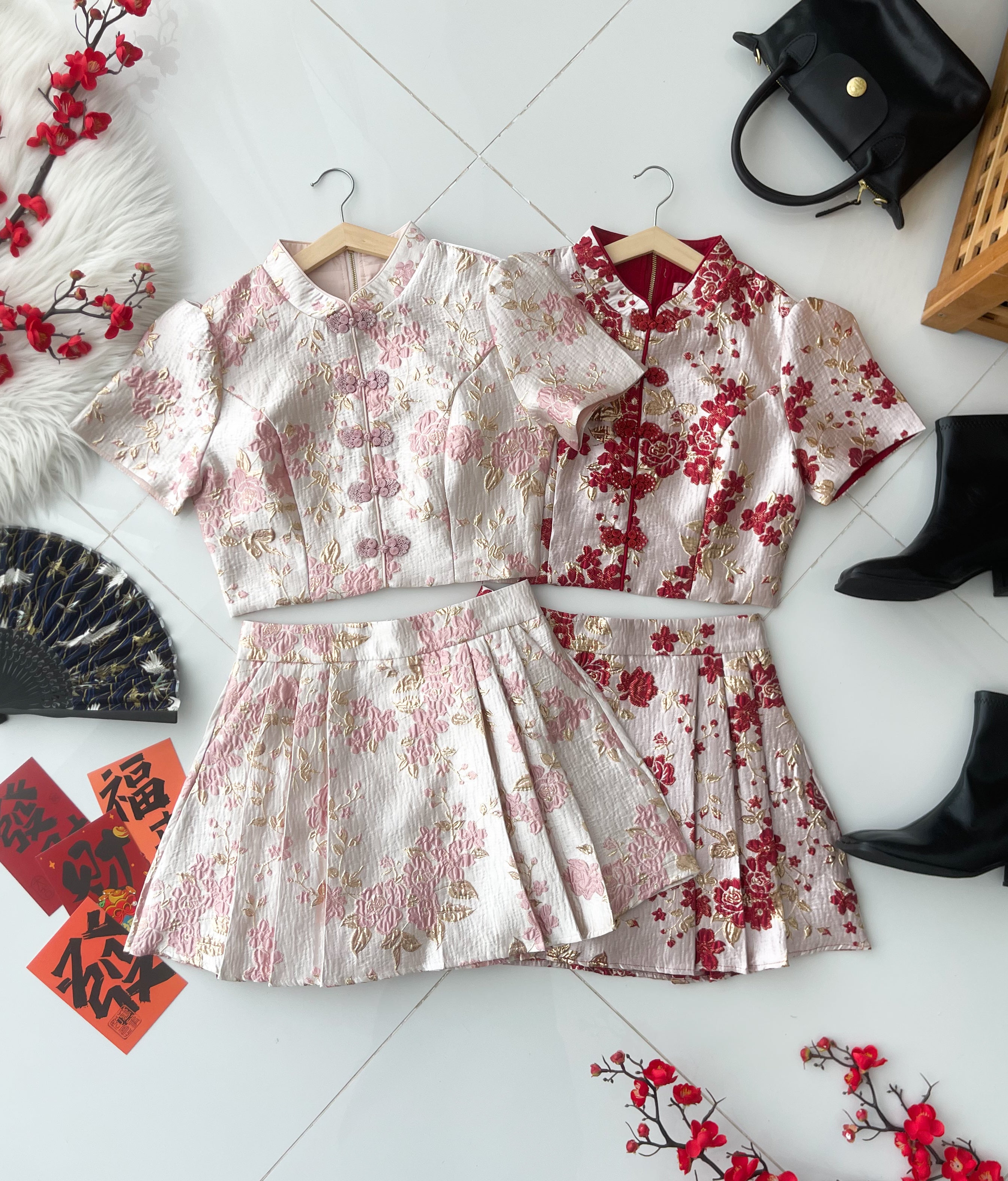 【SS21843 / 37077】高品质两件式浮雕提花旗袍套装 泡泡袖提花旗袍上衣➕提花百褶高腰裙子，内层有里布短裤，有口袋 ❤️❤️