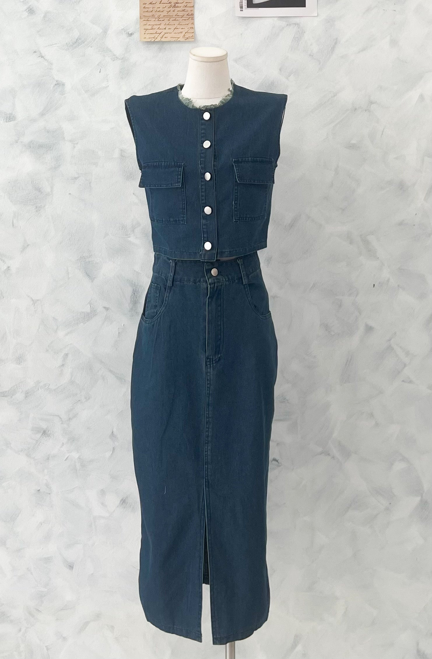 【SS520261】高品质两件式韩版马甲式牛仔套装 马甲式牛仔上衣➕中间开叉设计牛仔高腰百搭长裙，有口袋 ❤️❤️