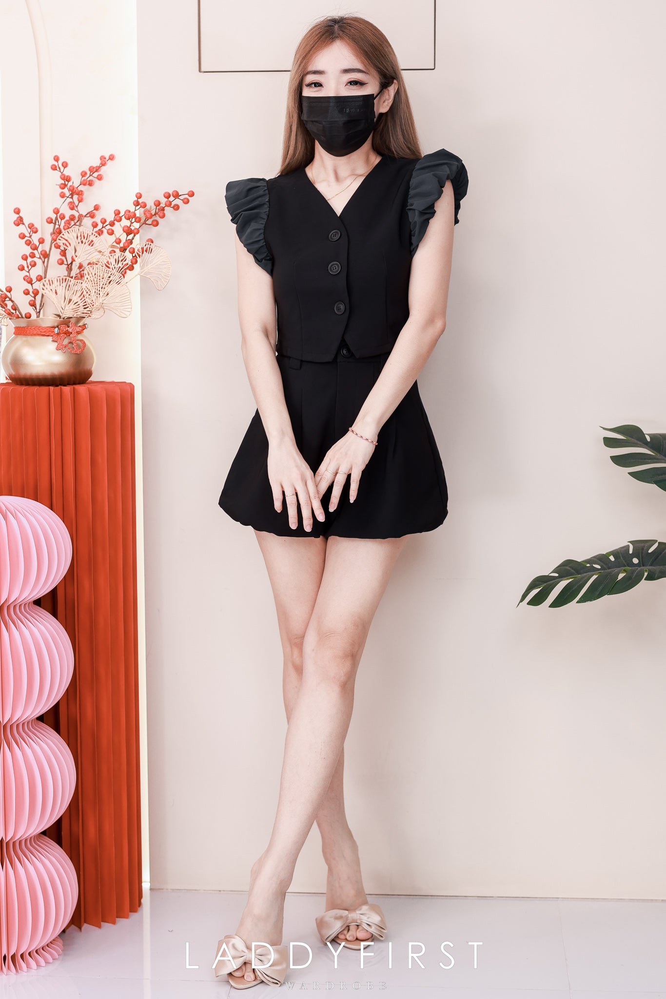 【SS22519】【补厂家现货⚡️⚡️】高品质两件式韩式西装简约时尚套装 V领泡泡袖西装上衣➕花苞西装高腰百搭短裤，有口袋 ❤️❤️