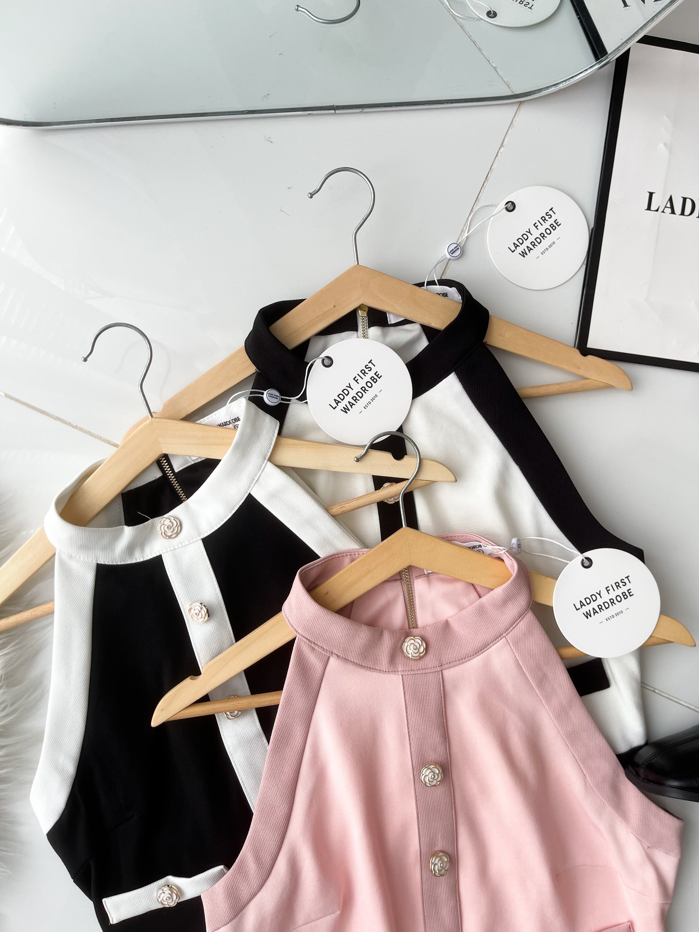 【SS3526】🧧 宠粉福利回馈 🧧【LFW独家小圆饼】高品质两件式韩系气质小香风时尚减龄套装 小香风纽扣点缀CUT IN无袖伤愈➕减龄百褶高腰裙子，内层有里布短裤 ❤️❤️【E-R1-C3】