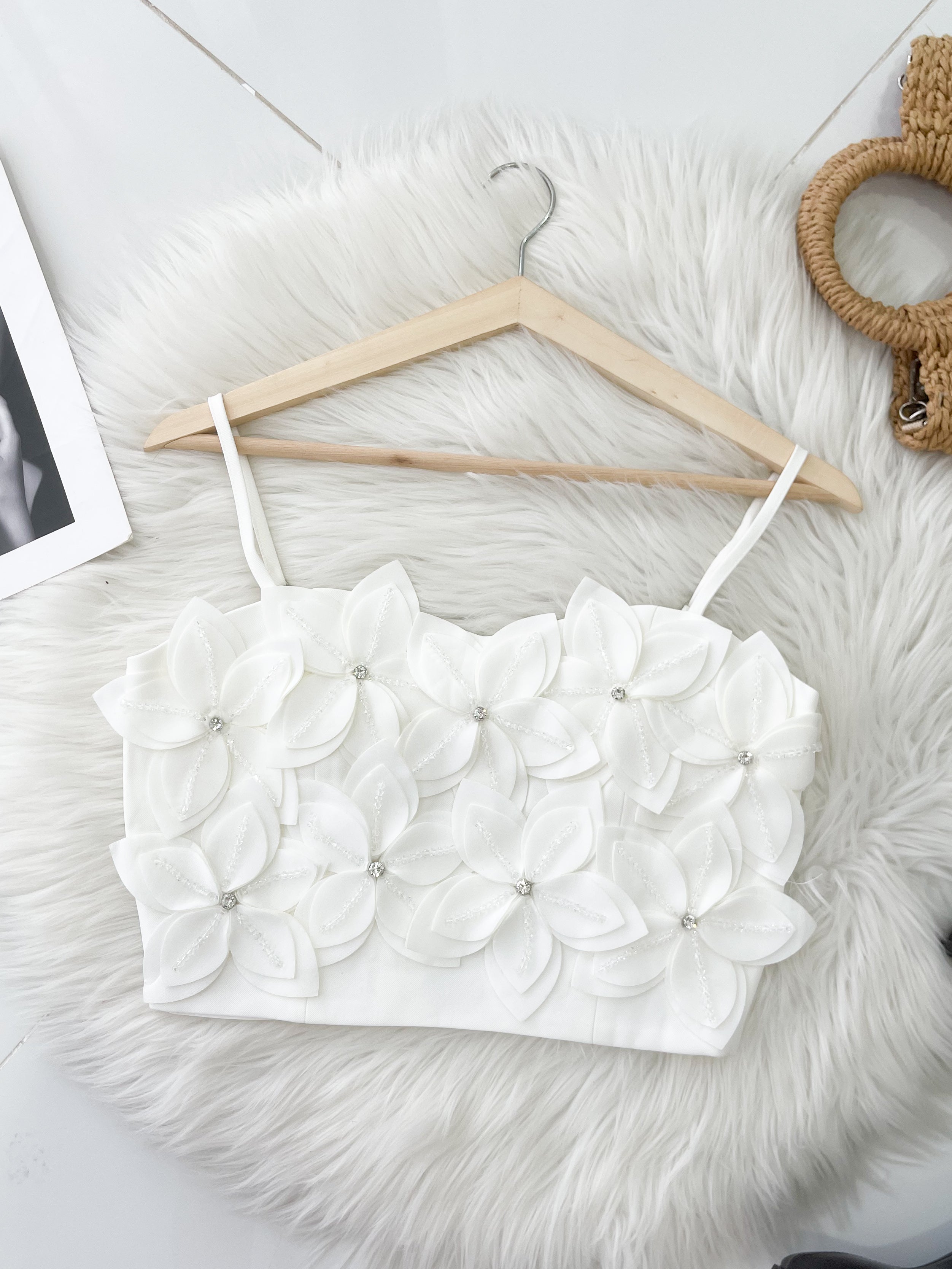 【T14218 / 65208】高品质高级感立体花瓣亮钻短版上衣 ❤❤