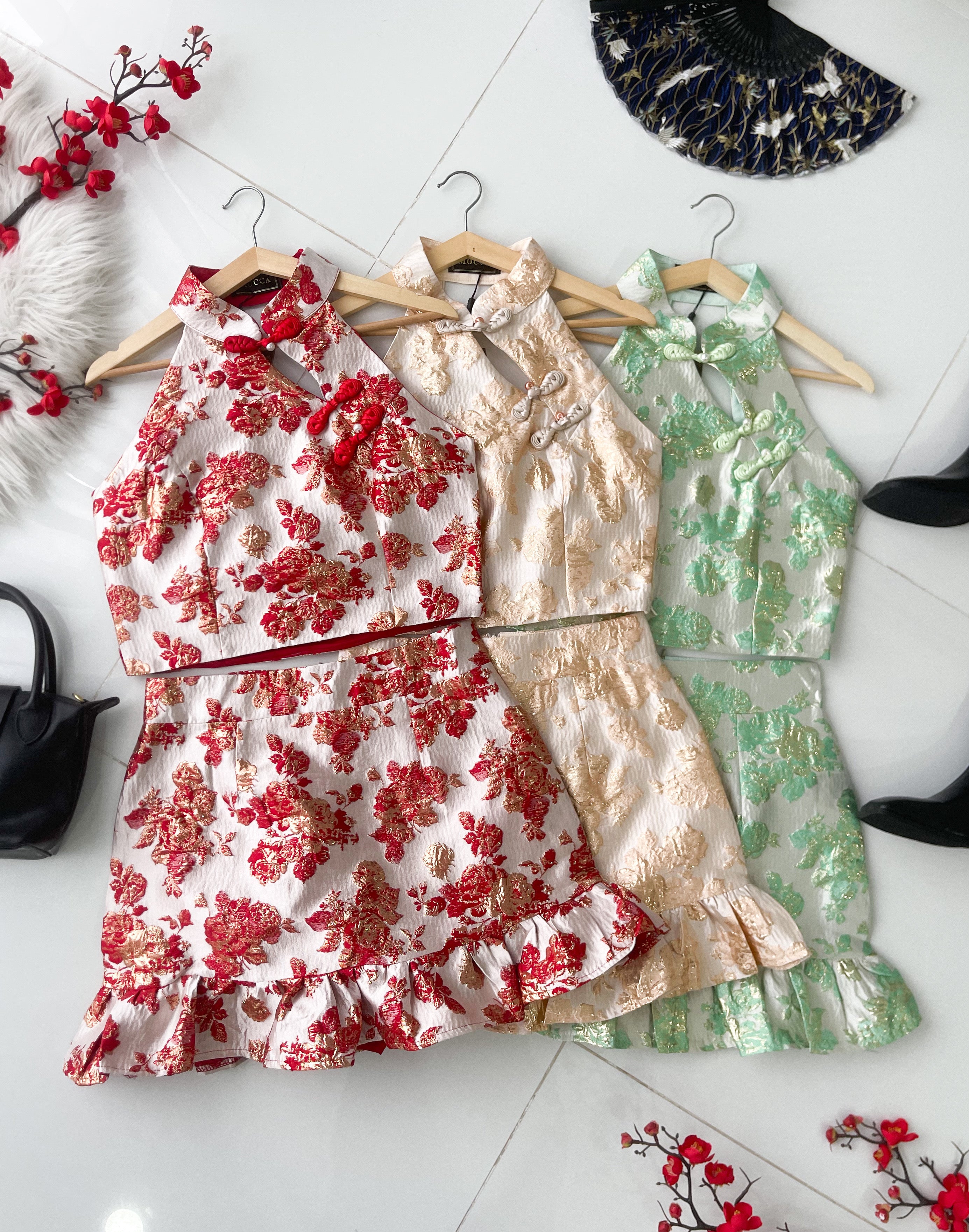 【SS8238651】高品质两件式浮雕提花旗袍套装 CUT IN提花旗袍上衣，背面蝴蝶结性感镂空➕下摆荷叶设计提花高腰裙子，内层有里布短裤 ❤️❤️