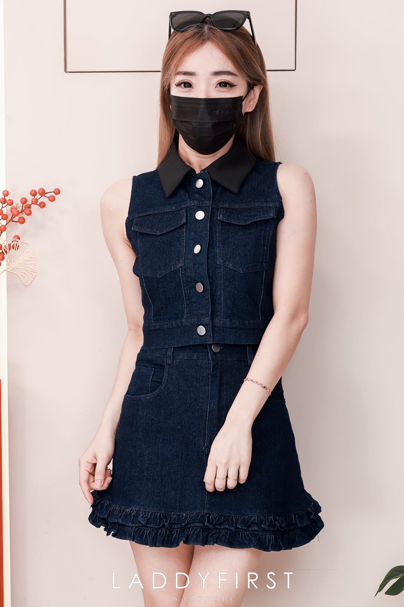 【SS520267】高品质质两件式COTTON JEANS牛仔时尚套装 翻领无袖牛仔上衣➕木耳下摆设计牛仔高腰裙子，内层有里布短裤 ❤️❤️