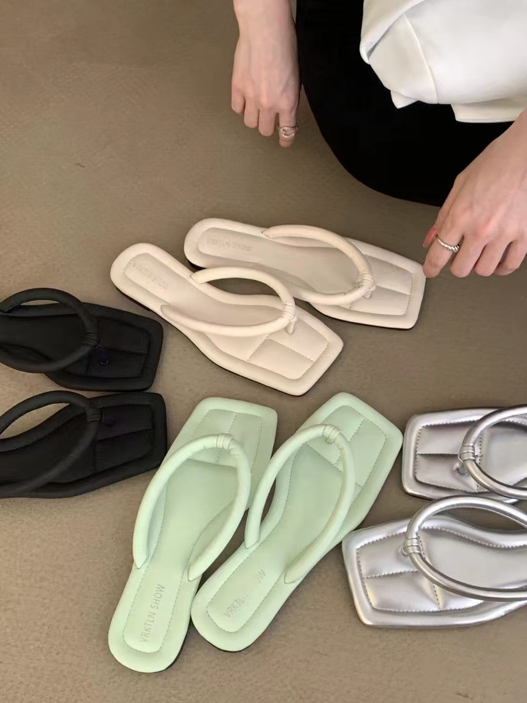 【DG2856-1】🔅精选预购款🔅 高级感简约百搭设计沙滩人字拖 ❤️