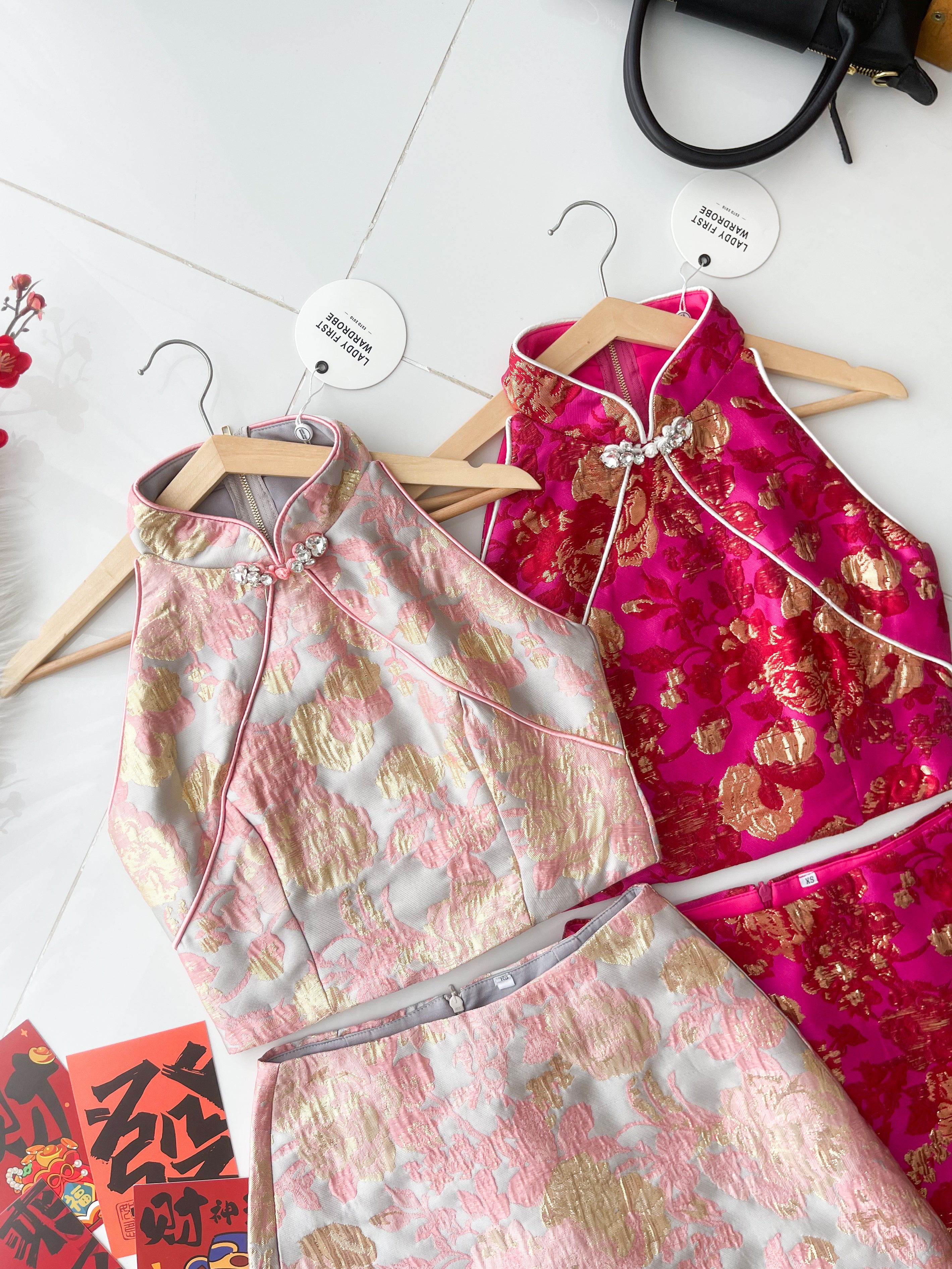 【SS8238802】【LFW独家小圆饼】高品质两件式高端气质金线浮雕提花旗袍套装 CUT IN无袖旗袍上衣➕提花高腰裤裙 ❤️❤️