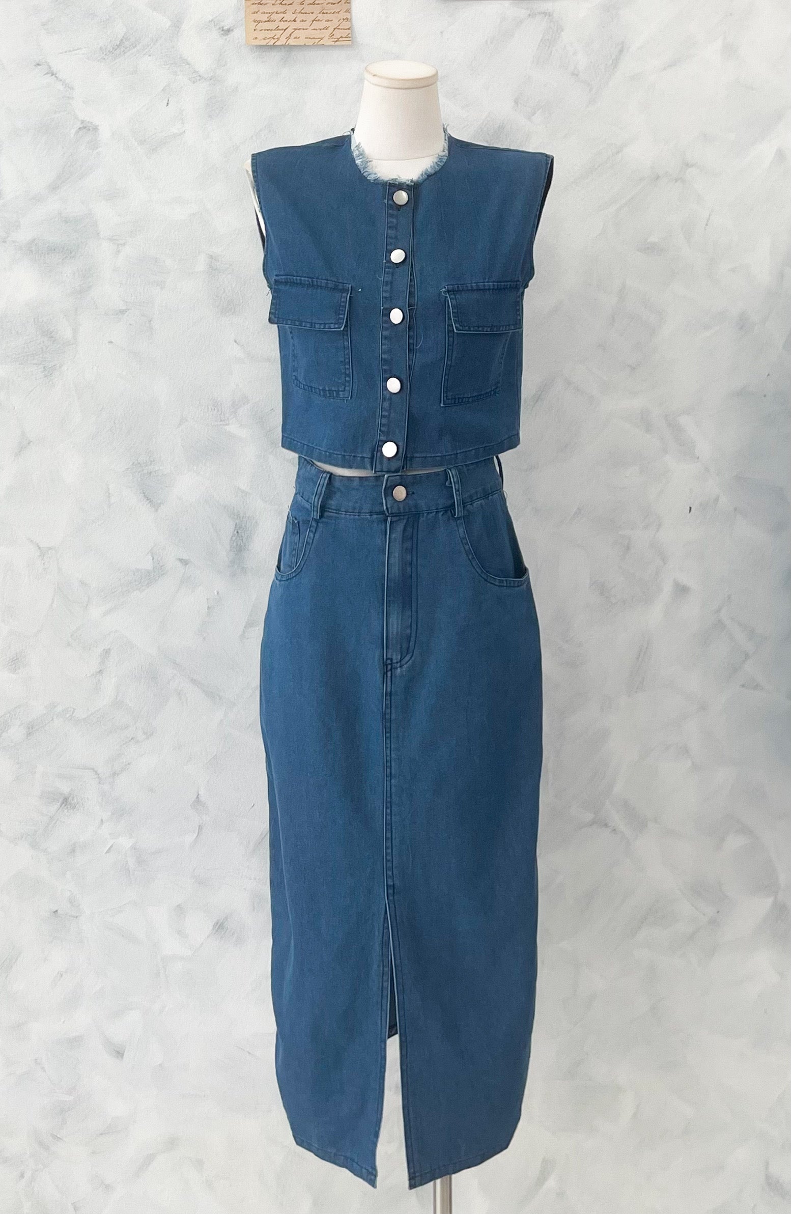 【SS520261】高品质两件式韩版马甲式牛仔套装 马甲式牛仔上衣➕中间开叉设计牛仔高腰百搭长裙，有口袋 ❤️❤️