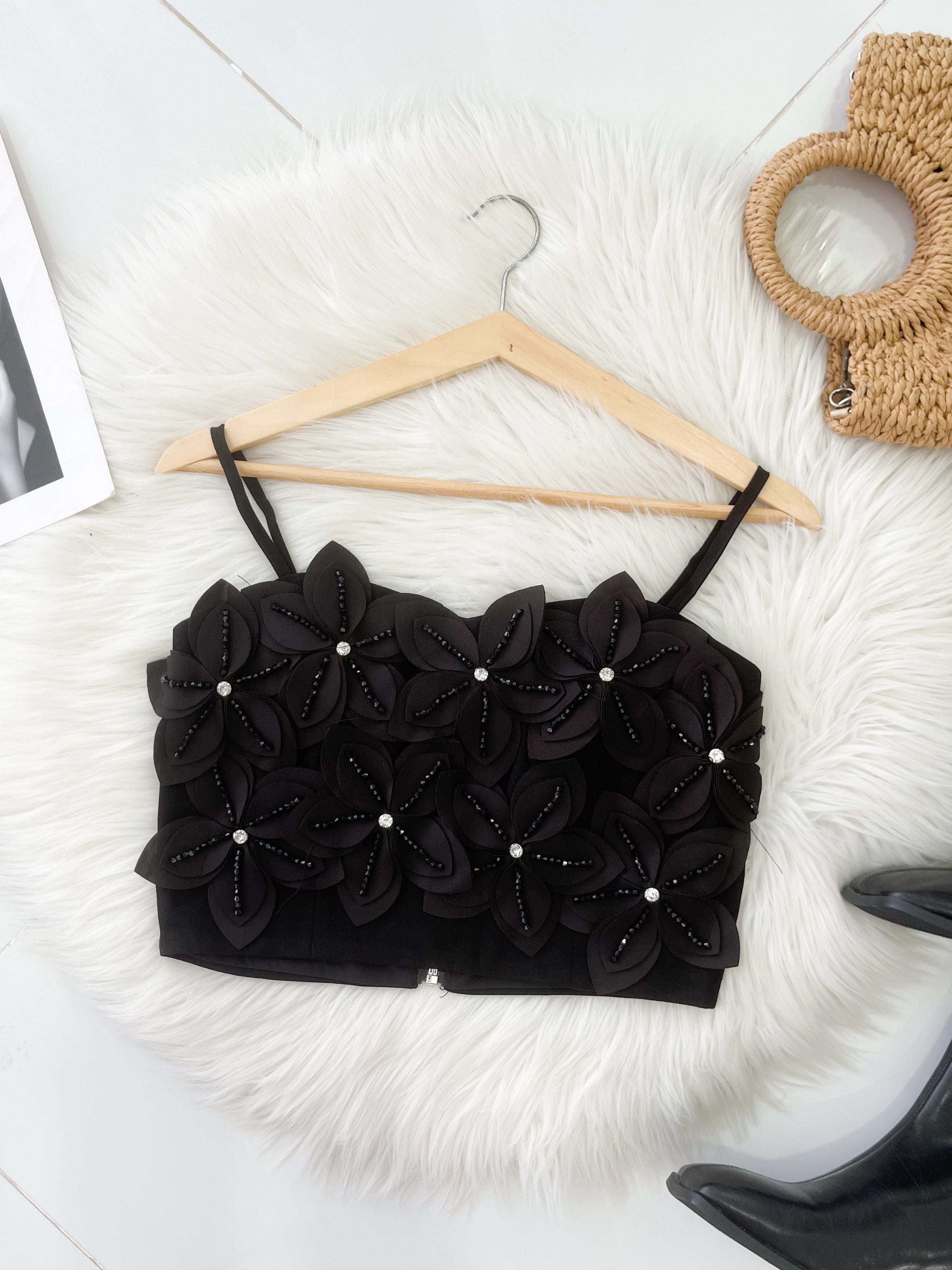 【T14218 / 65208】高品质高级感立体花瓣亮钻短版上衣 ❤❤