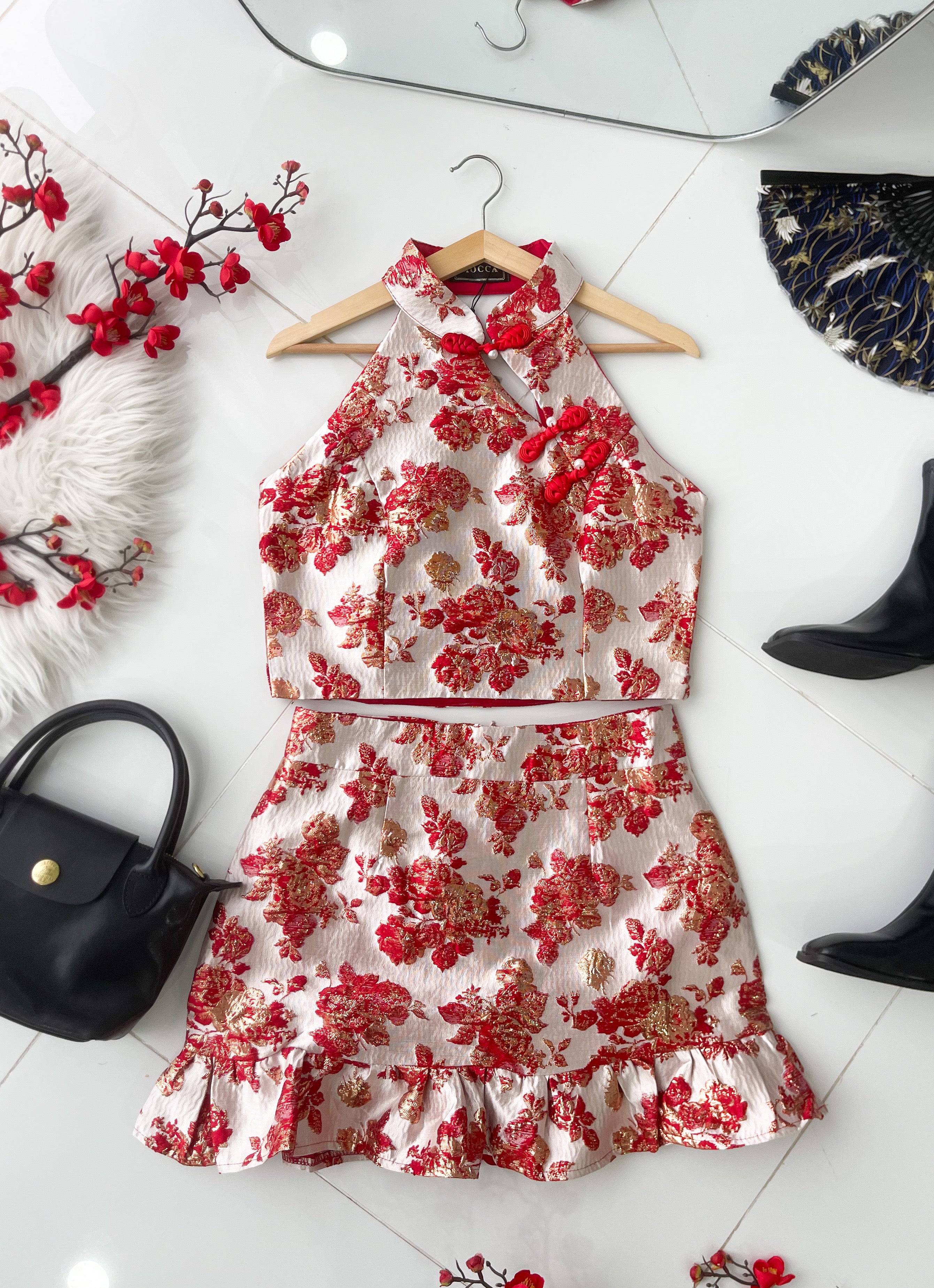 【SS8238651】高品质两件式浮雕提花旗袍套装 CUT IN提花旗袍上衣，背面蝴蝶结性感镂空➕下摆荷叶设计提花高腰裙子，内层有里布短裤 ❤️❤️