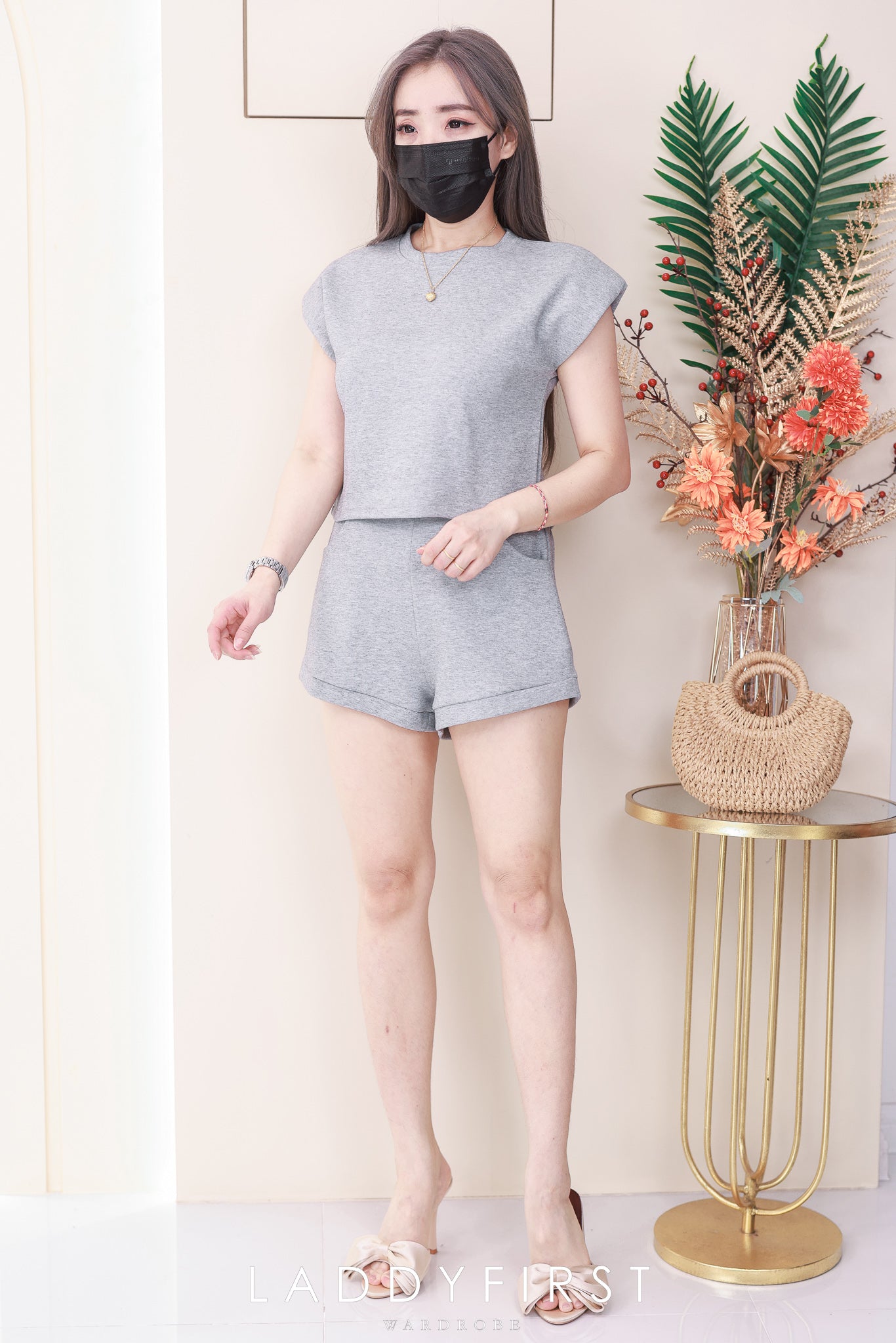 【SS82335】高品质两件式纯棉休闲简约百搭套装 宽松版短袖百搭上衣，有肩垫➕松紧腰弹力休闲百搭短裤，有口袋 ❤️❤️
