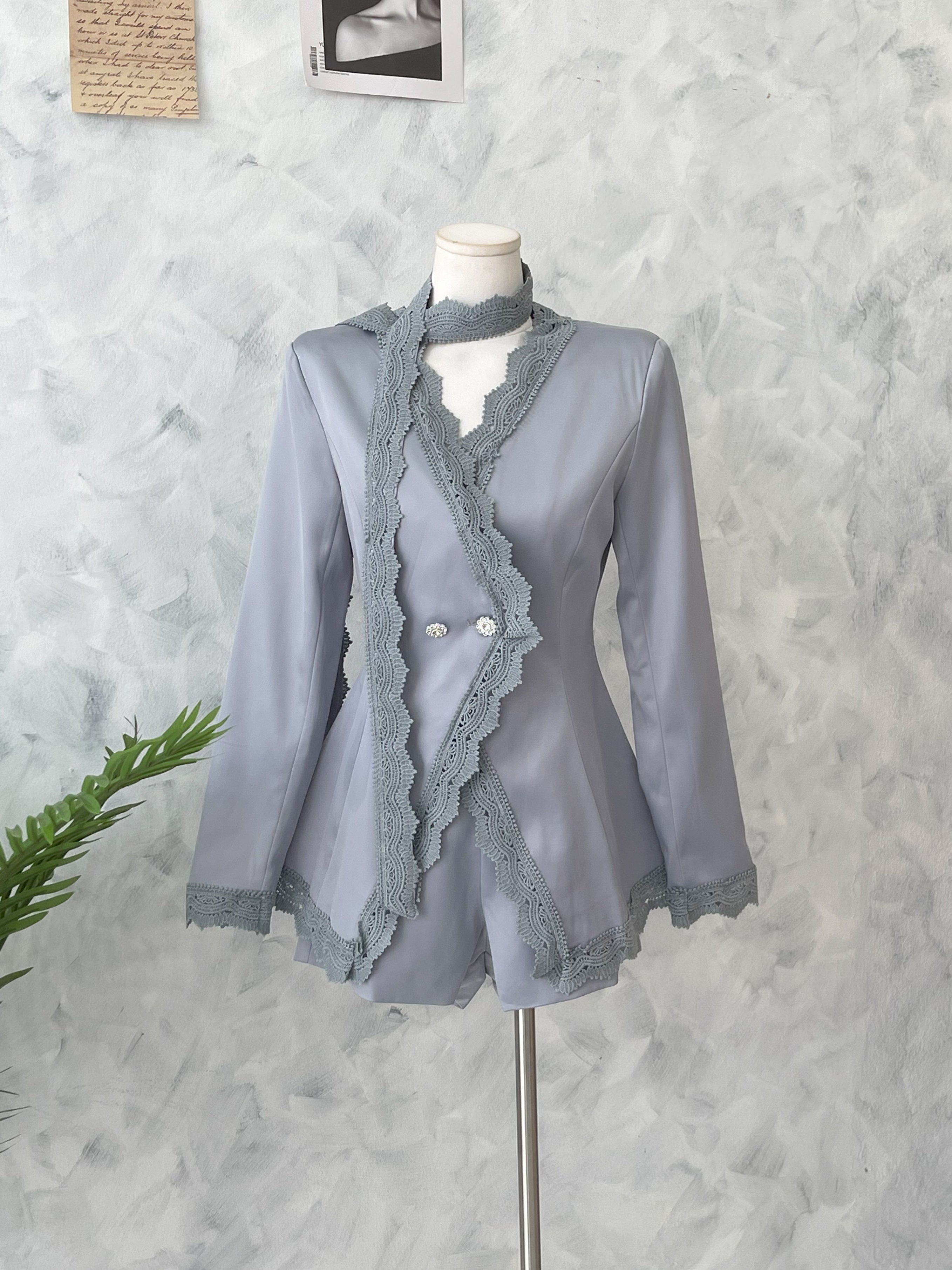 【SS25144】【补厂家现货⚡️⚡️】高品质两件式高端气质缎面套装 V领桐花边长袖连衣裙➕缎面高腰百搭短裤 ❤️❤️