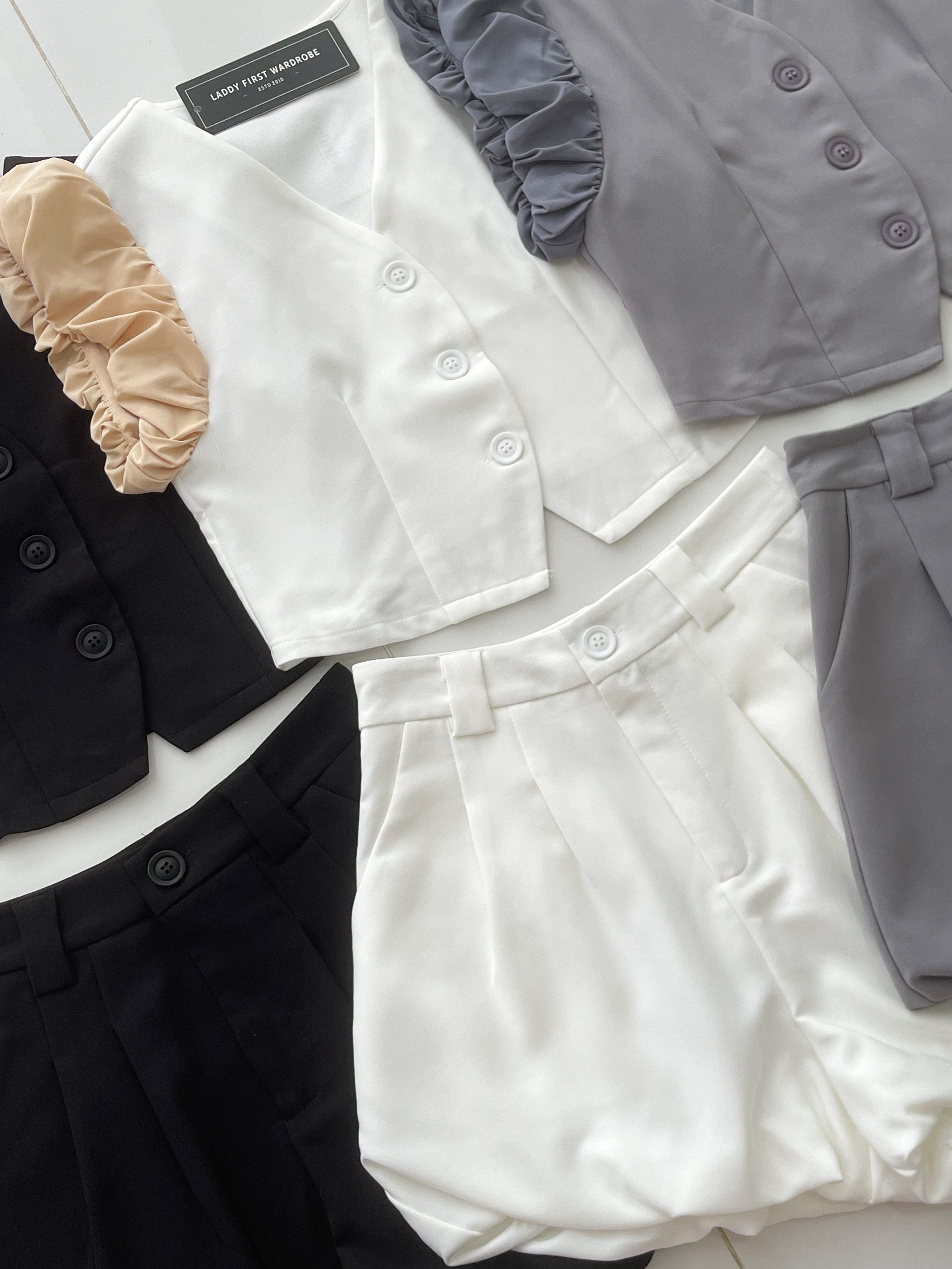 【SS22519】【补厂家现货⚡️⚡️】高品质两件式韩式西装简约时尚套装 V领泡泡袖西装上衣➕花苞西装高腰百搭短裤，有口袋 ❤️❤️
