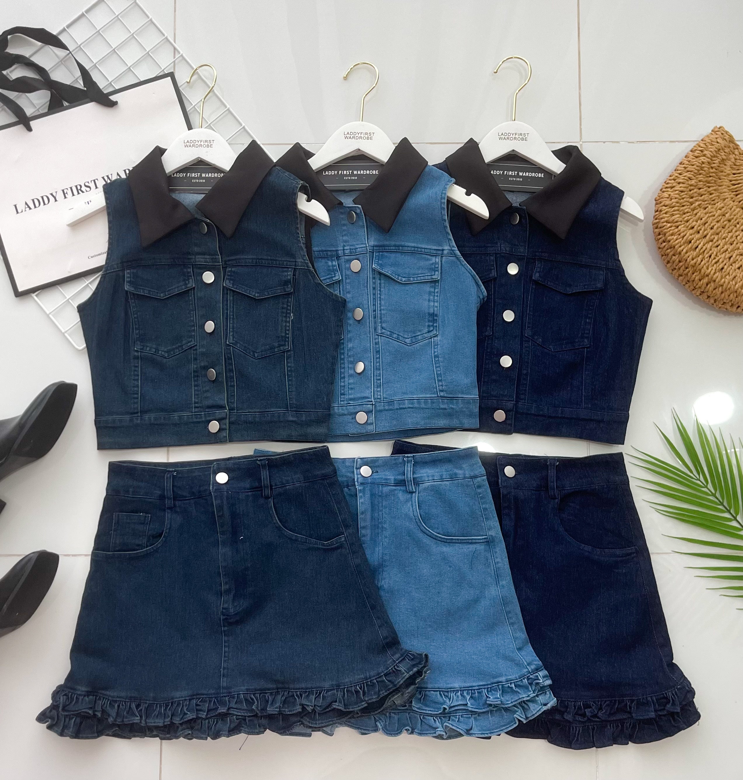 【SS520267】高品质质两件式COTTON JEANS牛仔时尚套装 翻领无袖牛仔上衣➕木耳下摆设计牛仔高腰裙子，内层有里布短裤 ❤️❤️