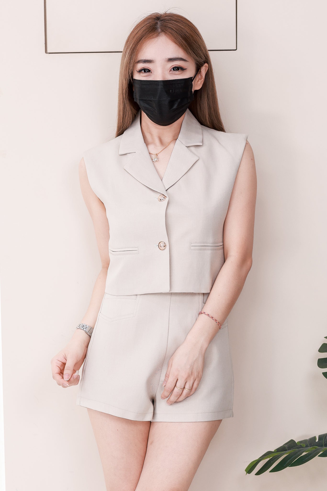 【SS20787】高品质两件式韩系西装简约时尚百搭套装 V翻领无袖西装上衣➕西装高腰百搭短裤，有口袋 ❤️❤️