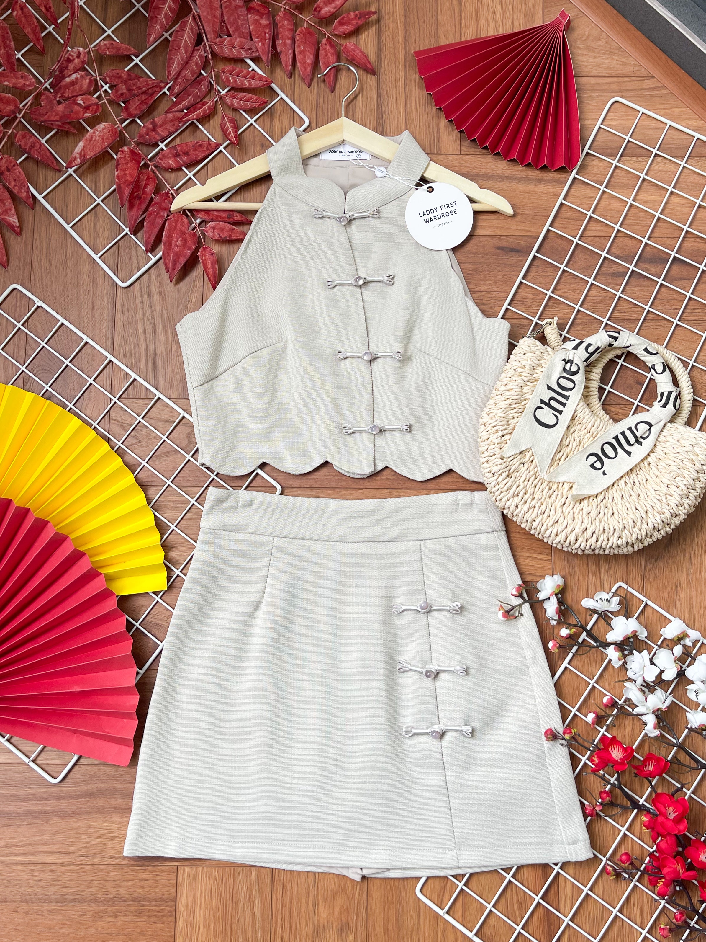 【SS3489】【LFW独家小圆饼】高品质两件式女神款小香风旗袍时尚套装 盘扣CUT IN旗袍上衣➕盘扣小香风高腰裙子，内层有里布短裤 ❤️❤️