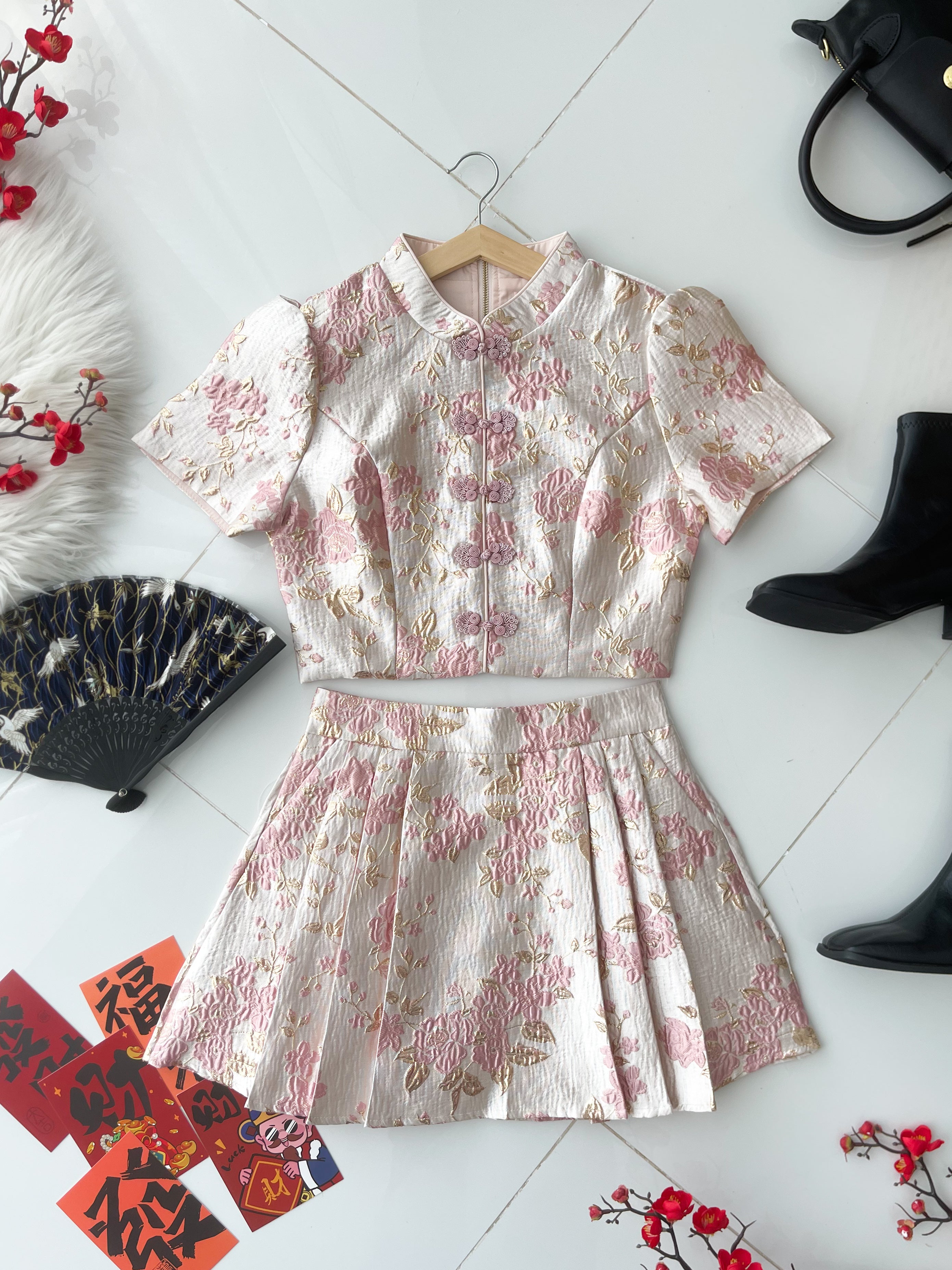 【SS21843 / 37077】高品质两件式浮雕提花旗袍套装 泡泡袖提花旗袍上衣➕提花百褶高腰裙子，内层有里布短裤，有口袋 ❤️❤️