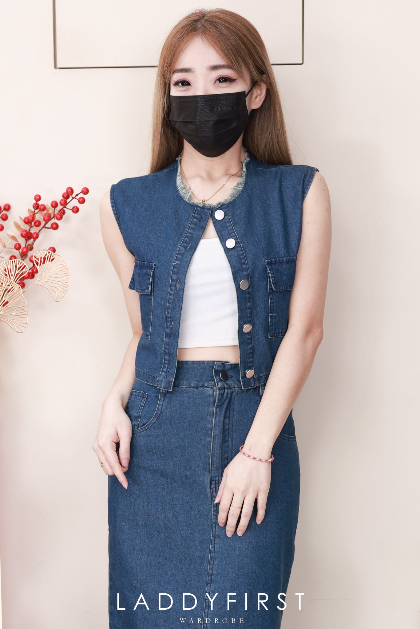 【SS520261】高品质两件式韩版马甲式牛仔套装 马甲式牛仔上衣➕中间开叉设计牛仔高腰百搭长裙，有口袋 ❤️❤️