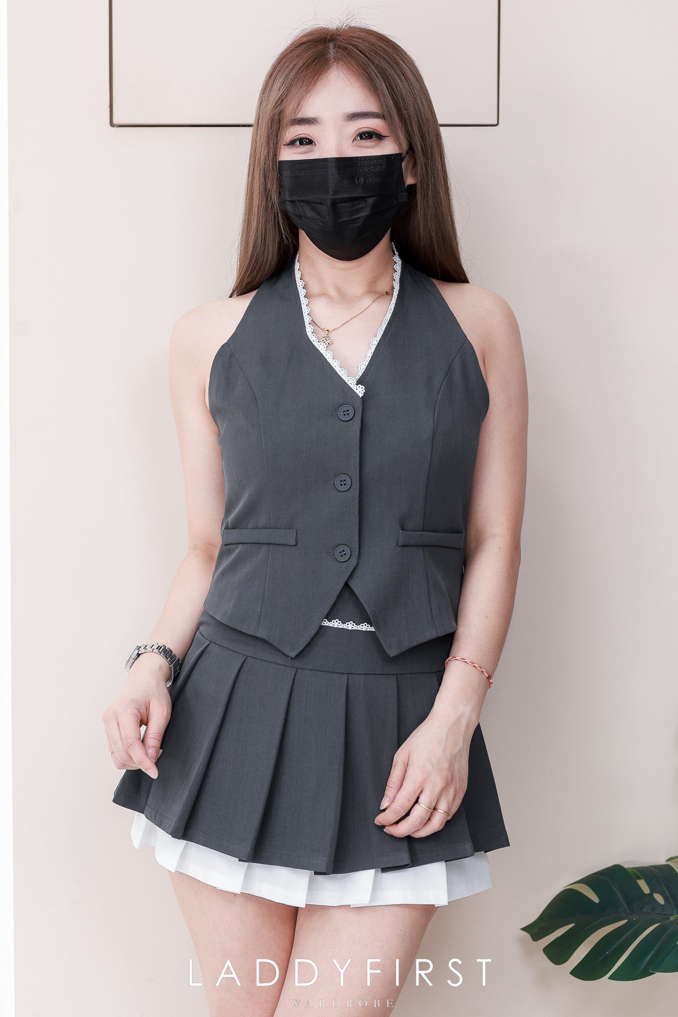 【SS21687 / 16823】高品质两件式马甲式西装套装 V领马甲式上衣➕双层百褶高腰百搭裙子，内层有短裤 ❤️❤️
