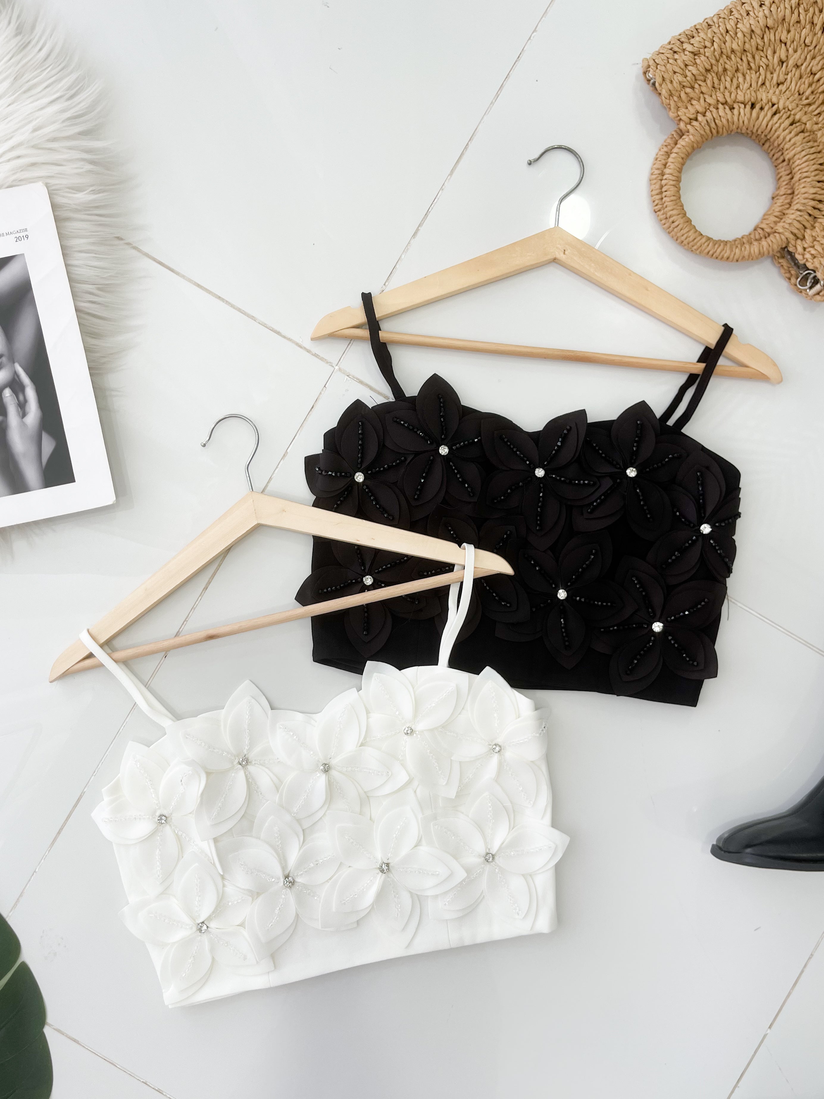 【T14218 / 65208】高品质高级感立体花瓣亮钻短版上衣 ❤❤