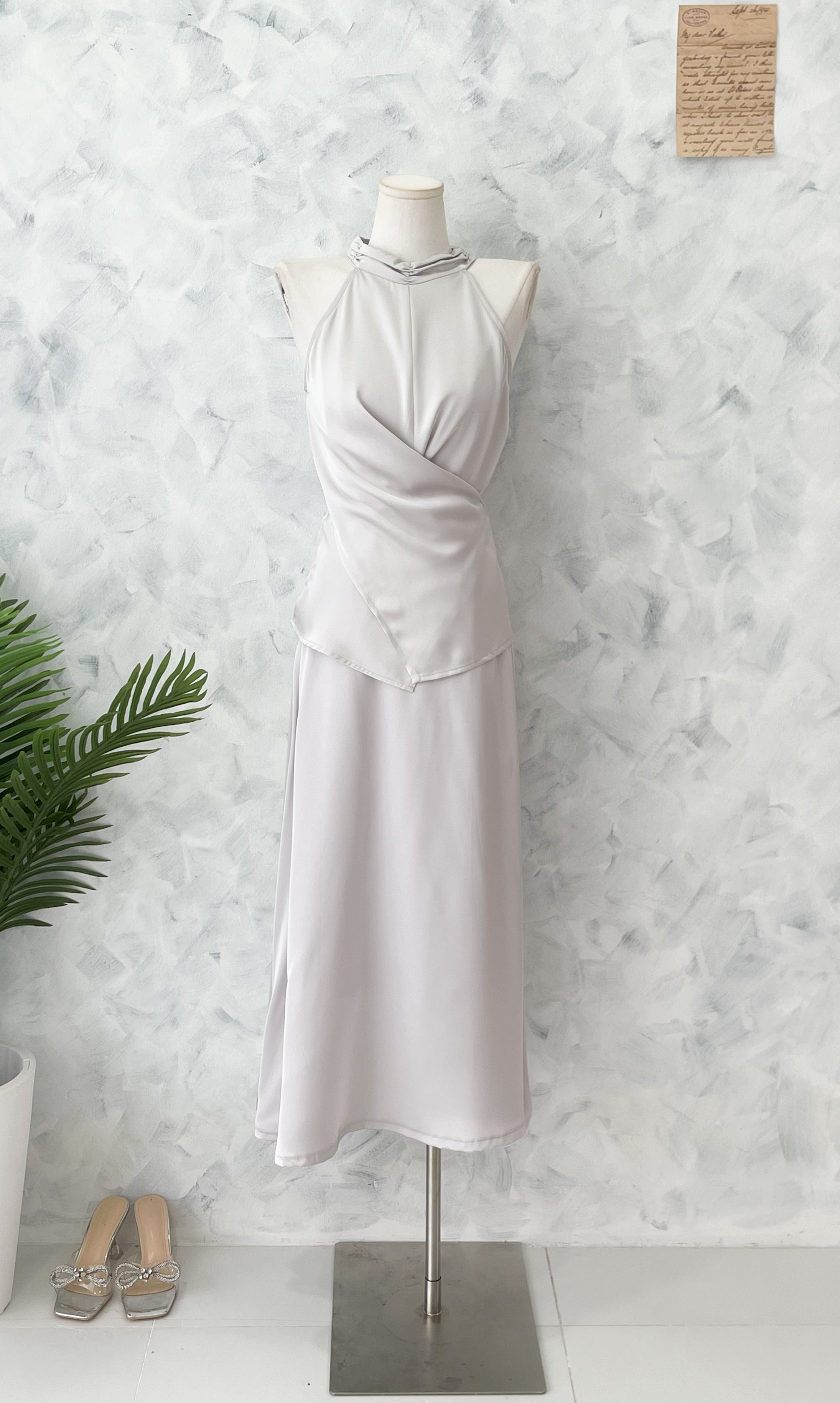 【SS98523】高品质两件式韩式高级感气质缎面晚宴套装 挂脖CUT IN上衣➕缎面高腰长裙，有口袋 ❤️❤️