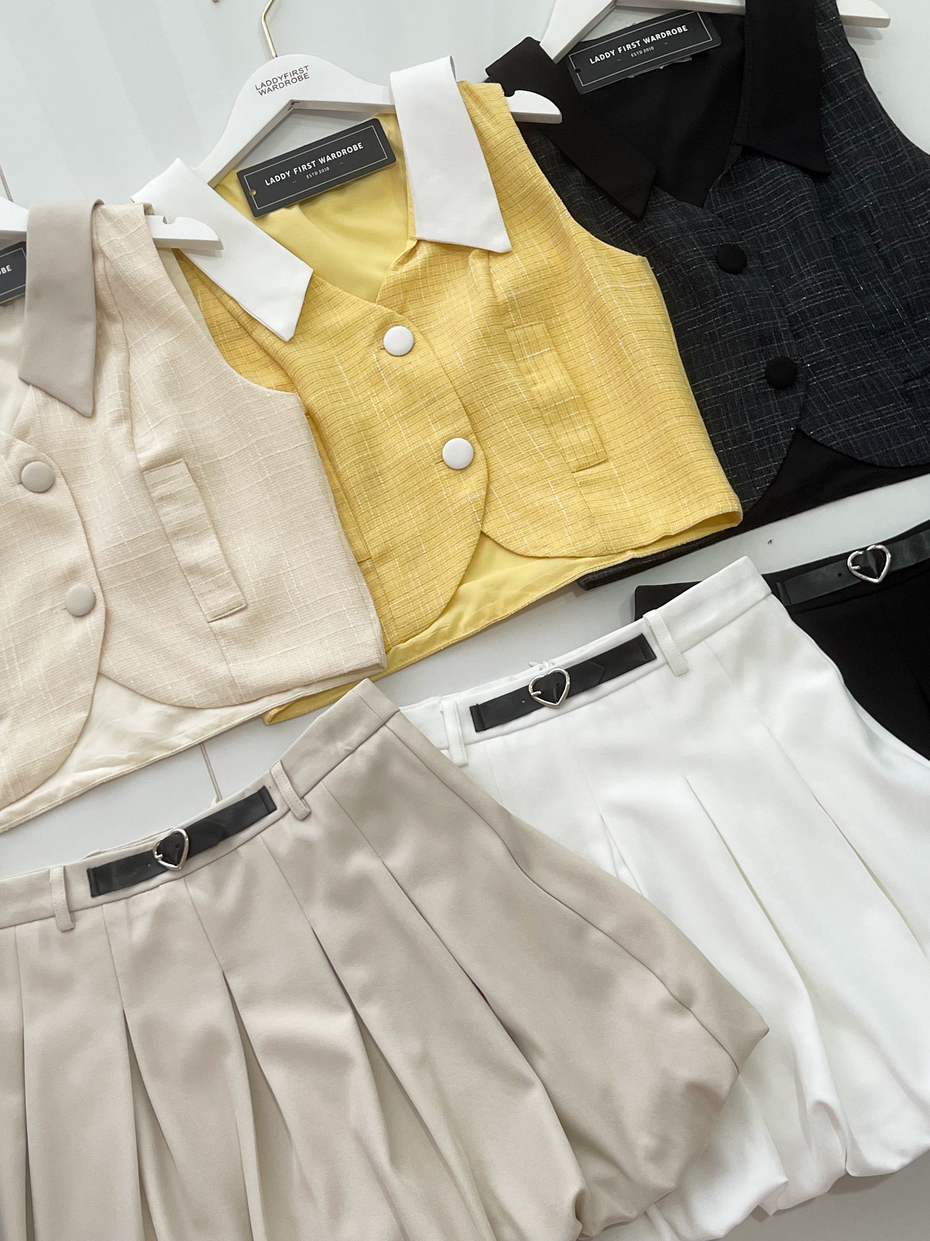 【SS22524】【补厂家现货⚡️⚡️】高品质质两件式韩式时尚套装 翻领小香风上衣➕西装花苞高腰百搭裙子，内层有里布短裤 ❤️❤️