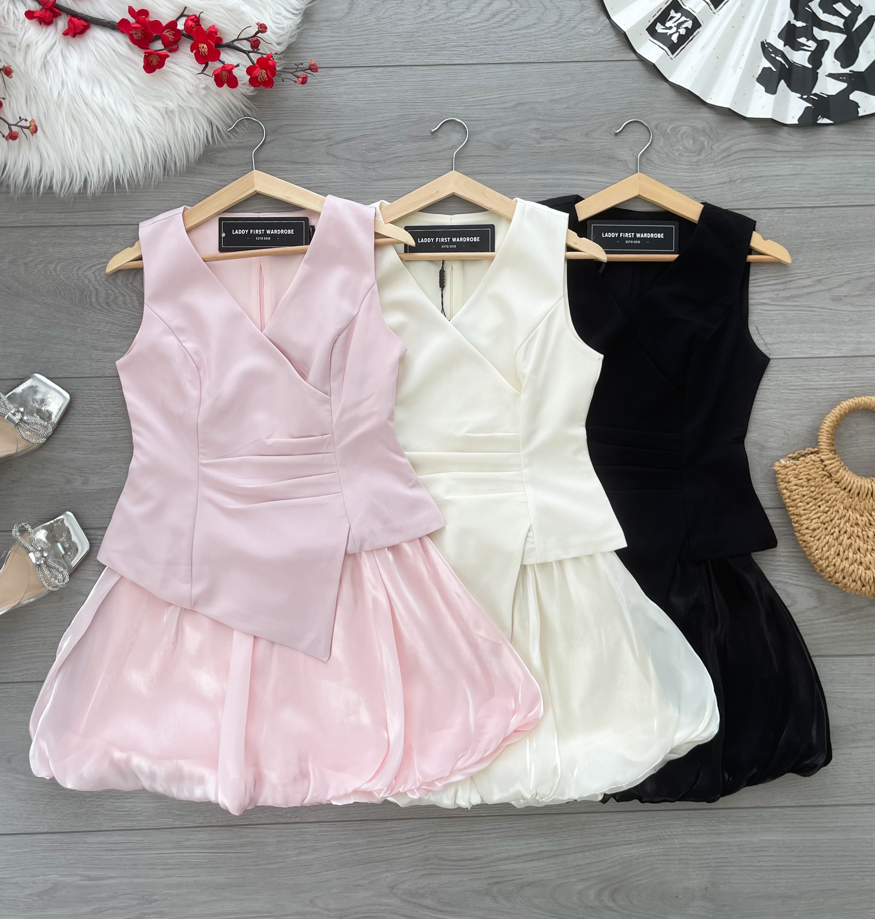 【SS17234】高品质两件式韩式西装拼接花苞裙子套装 不规则西装无袖上衣➕星光纱面花苞裙子，内层有里布短裤 ❤️❤️