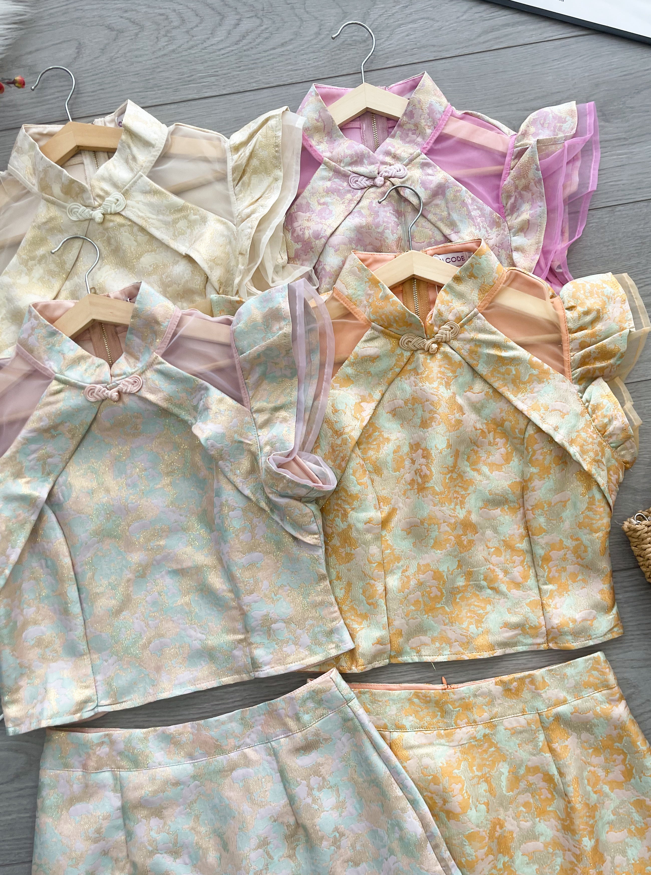 【SS21778 / 91320】高品质两件式高端气质新中式提花旗袍套装 荷叶袖提花旗袍上衣➕荷叶下摆设计提花裙子，内层有里布短裤 ❤️❤️
