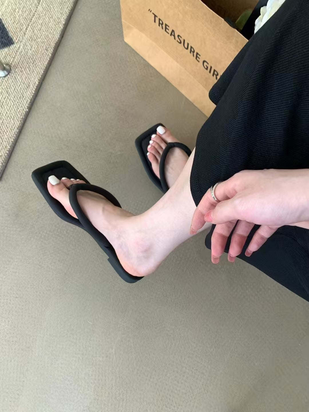 【R2856-1】✨现货✨ 高级感简约百搭设计沙滩人字拖 ❤️