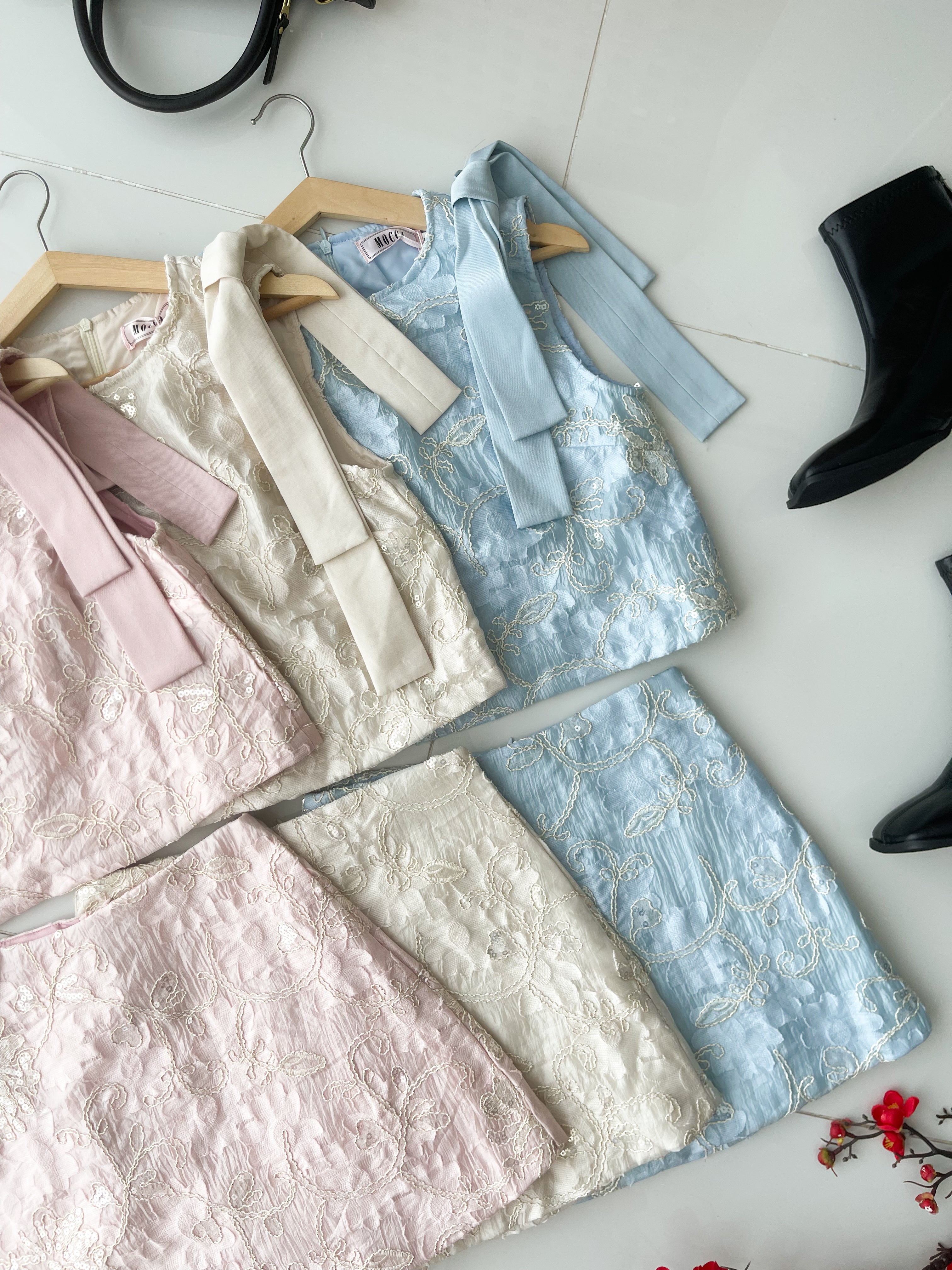 【SS25217】高品质两件式重工绣花拼接亮片套装 无袖上衣➕高腰裙子，内层有里布短裤 ❤️❤️