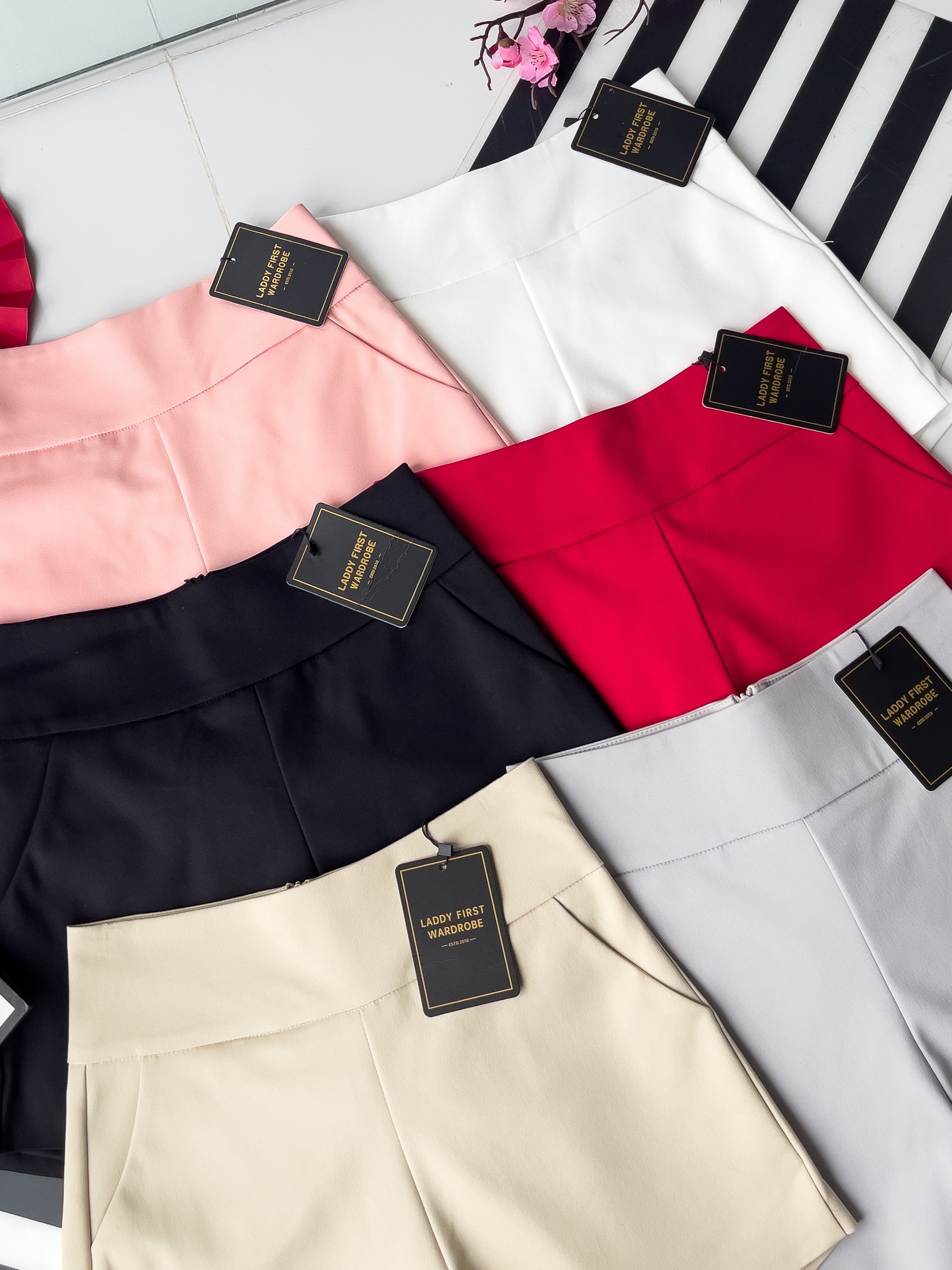 【S6644】【网站福利款✨】独家爆款【万能妹妹】高品质万能西装高腰休闲简约百搭短裤，后中隐形拉链，有口袋，内层加里布 #百搭必备 🔥🔥 【D-R1-C1】