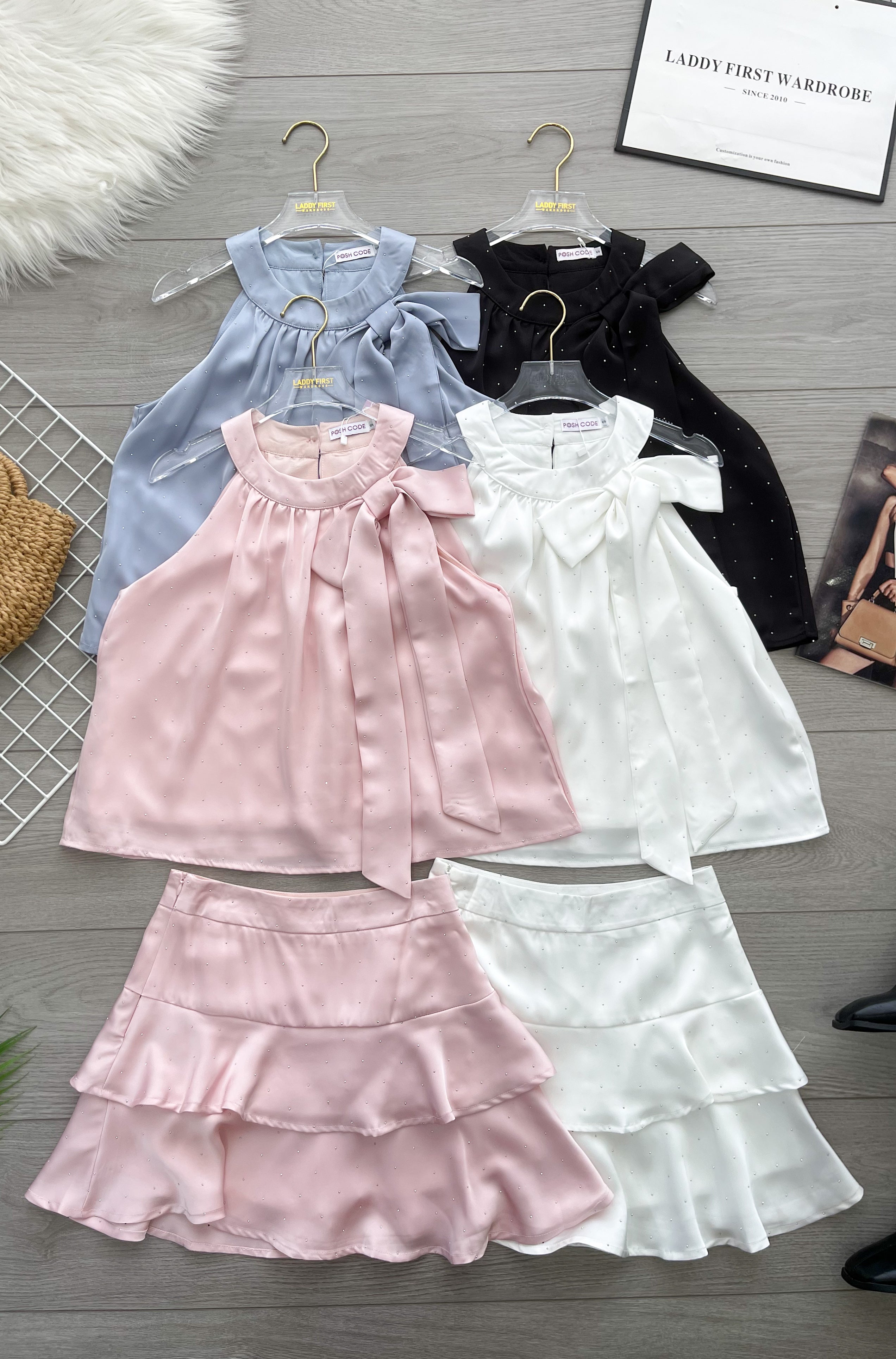 【SS21738 / 37501】高品质两件式减龄轻奢风全面顶珠缎面套装 锁骨肩蝴蝶结设计无袖上衣➕荷叶边高腰裙子，内层有里布短裤 ❤️❤️