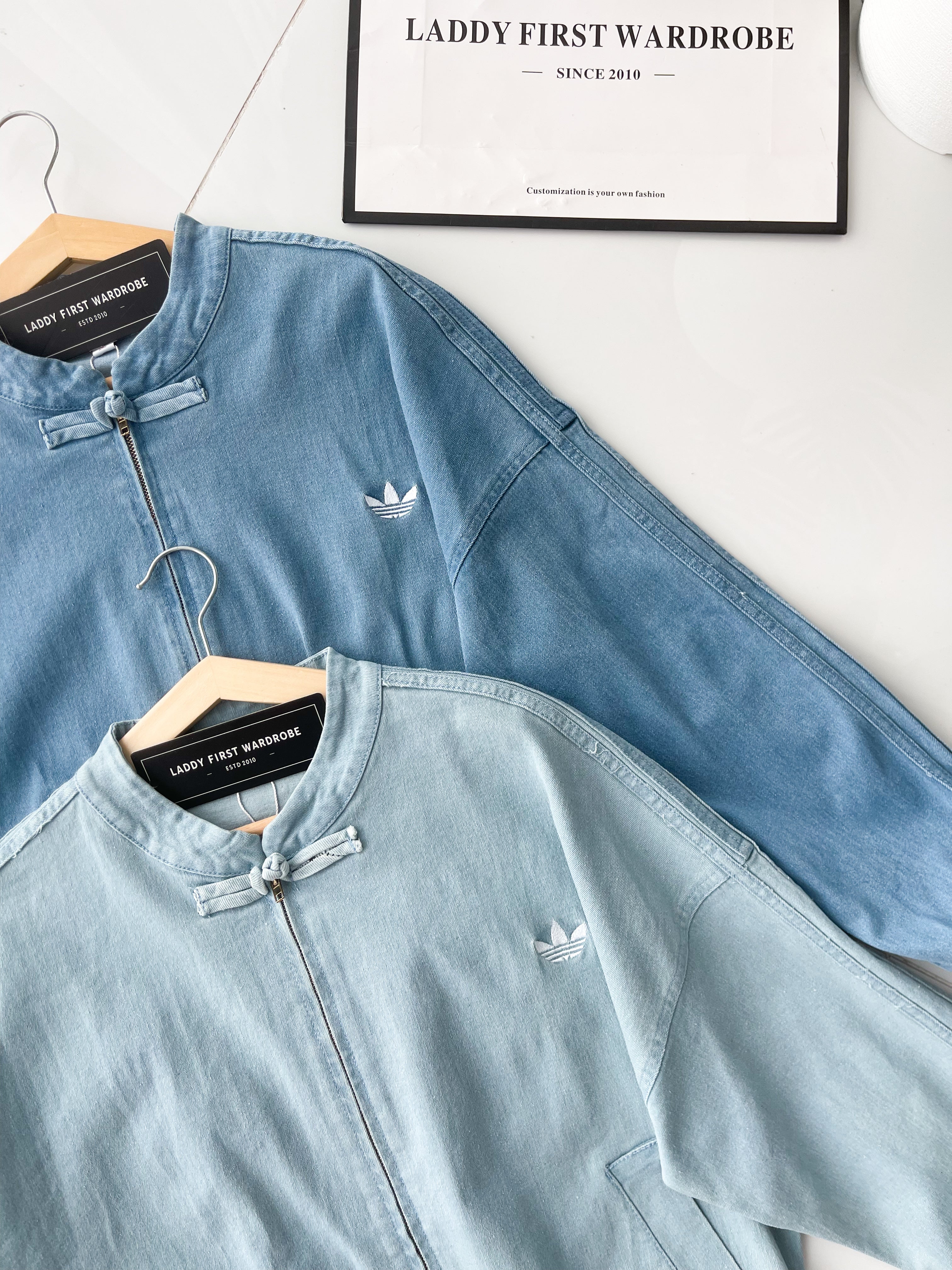 【T14402 / 37639】高品质刺绣三叶草运动风新中式牛仔长袖外套，有口袋 ❤❤